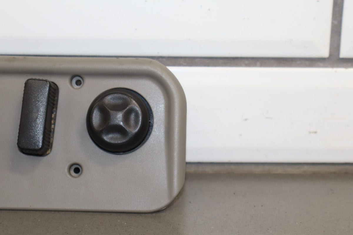 2003-2007 Hummer H2- Driver Left Power Seat Adjuster Switch W/ Bezel 88942385