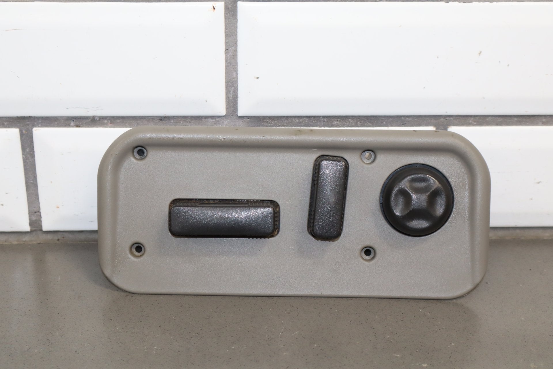 2003-2007 Hummer H2- Driver Left Power Seat Adjuster Switch W/ Bezel 88942385