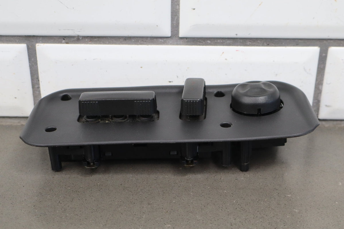 2003-2007 Hummer H2 - Driver Left Power Seat Adjuster Switch W/ Bezel 88942385
