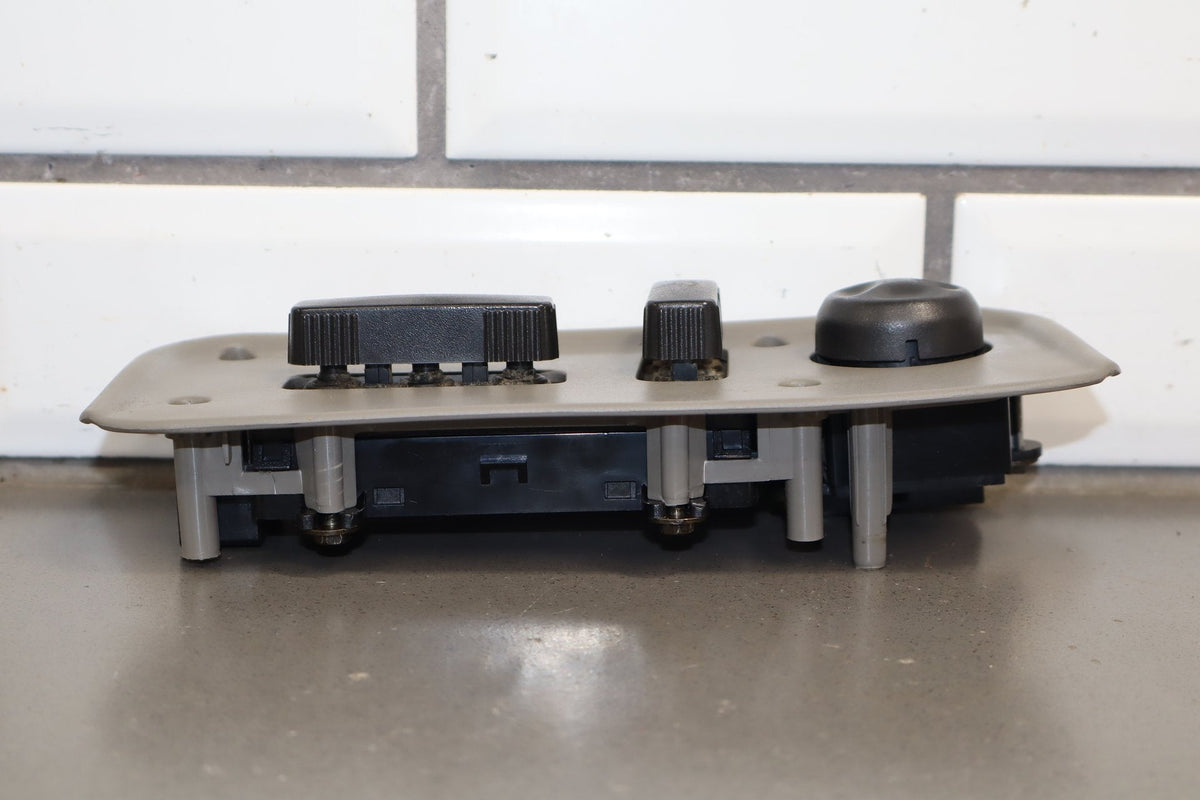 2003-2007 Hummer H2- Driver Left Power Seat Adjuster Switch W/ Bezel 88942385