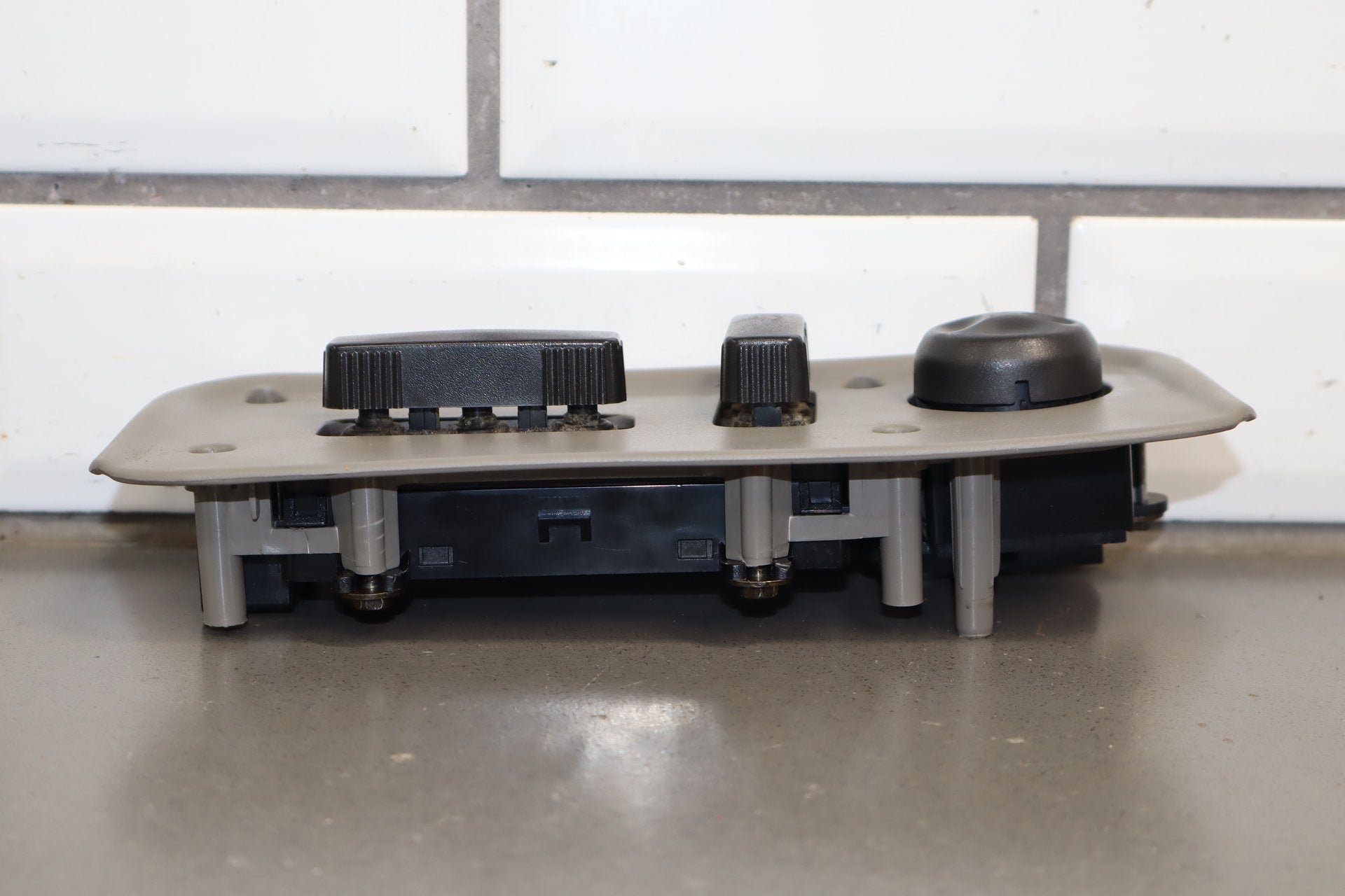 2003-2007 Hummer H2- Driver Left Power Seat Adjuster Switch W/ Bezel 88942385