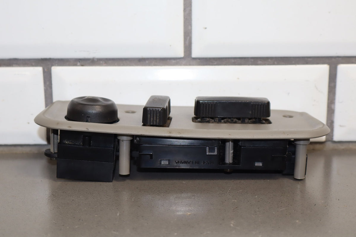 2003-2007 Hummer H2- Driver Left Power Seat Adjuster Switch W/ Bezel 88942385
