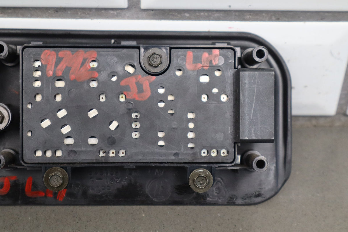 2003-2007 Hummer H2 - Driver Left Power Seat Adjuster Switch W/ Bezel 88942385