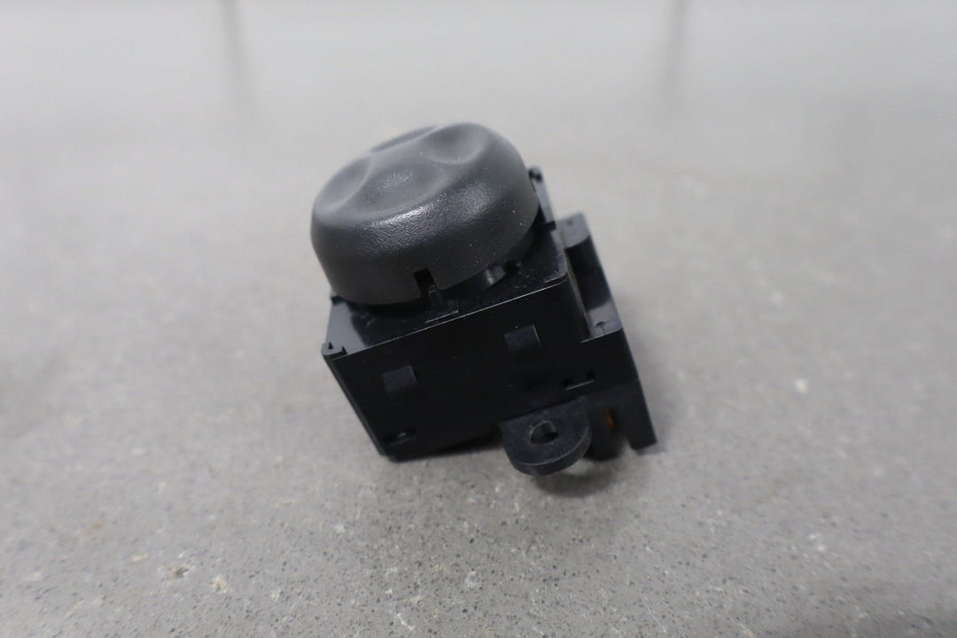 2003 - 2007 Hummer H2 - Driver Left Power Seat Adjuster Switch W/ Bezel 88942385