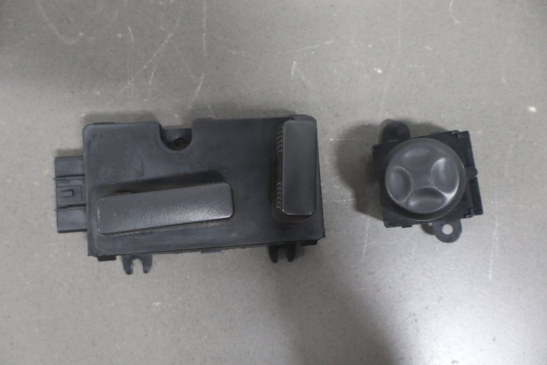 2003 - 2007 Hummer H2 - Driver Left Power Seat Adjuster Switch W/ Bezel 88942385