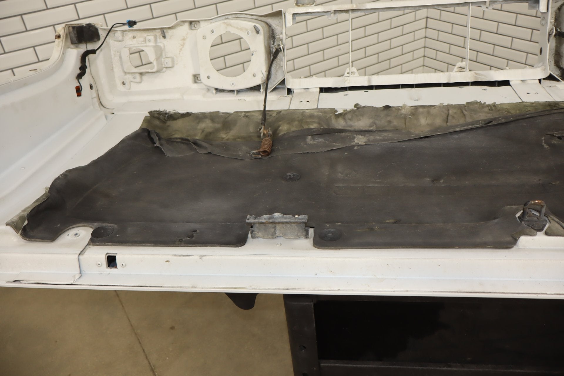 2003-2007 Hummer H2 Hood Olympic White 50 15927860