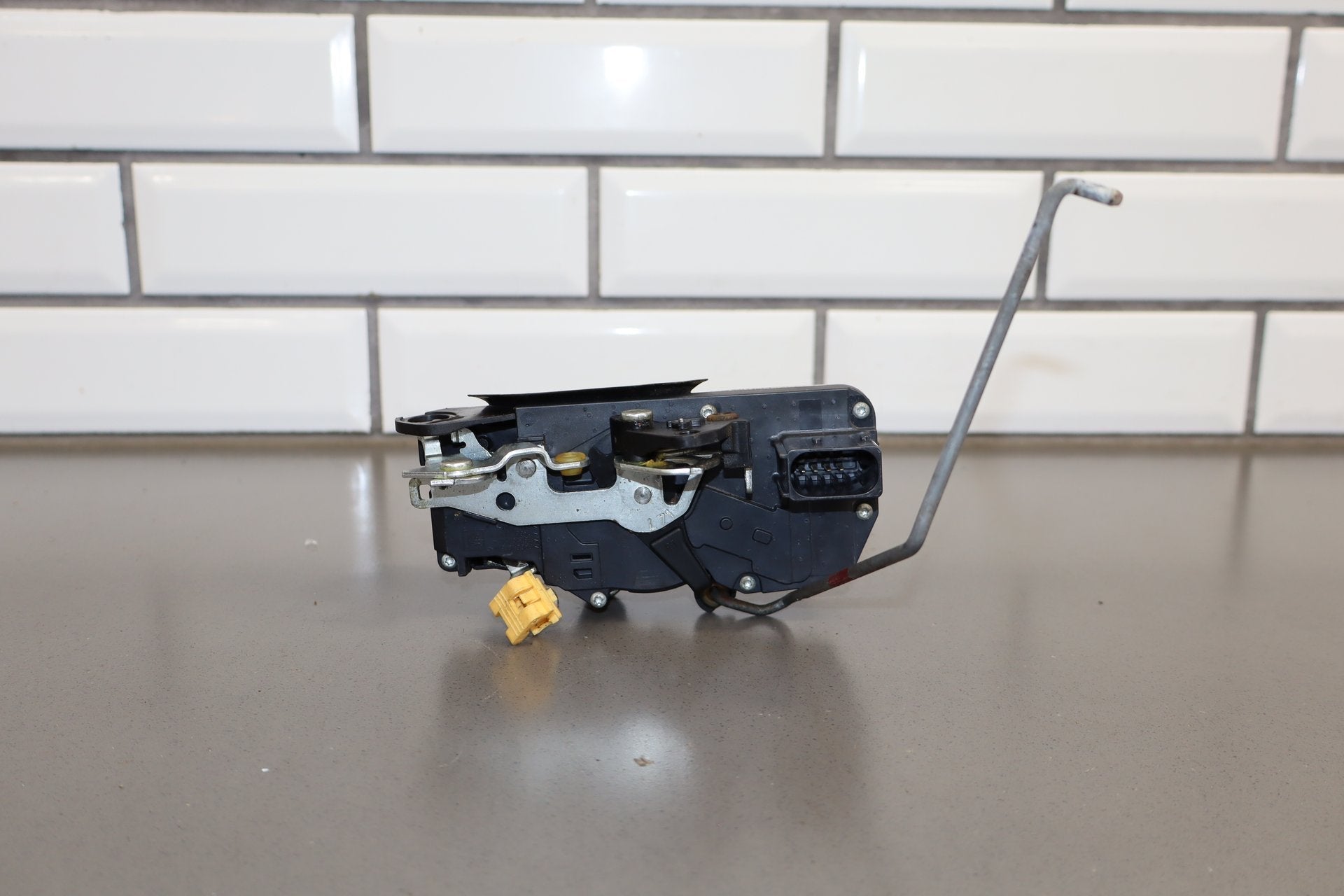 2003-2007 Hummer H2- Left Front Door Latch 15816392