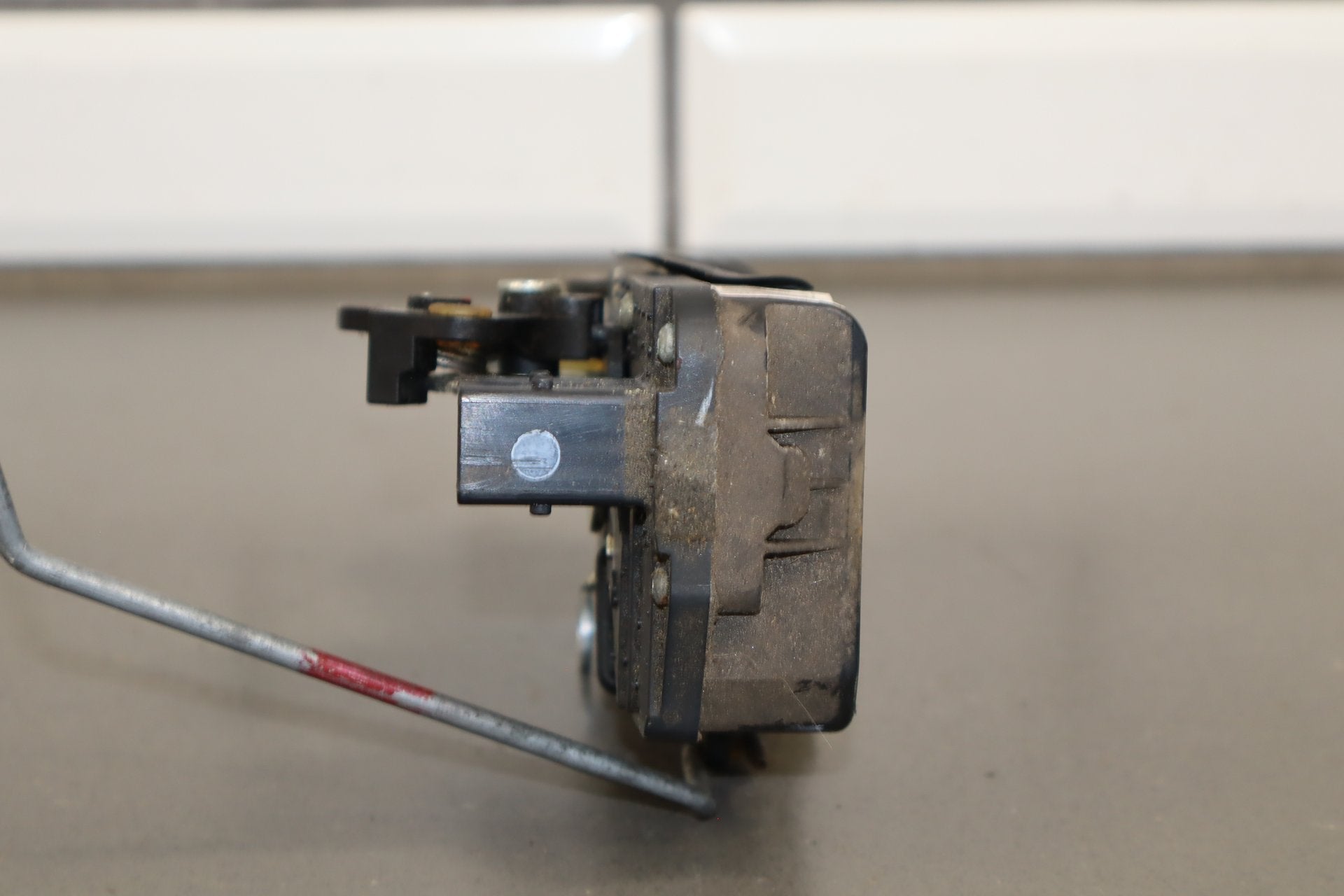 2003-2007 Hummer H2- Left Front Door Latch 15816392