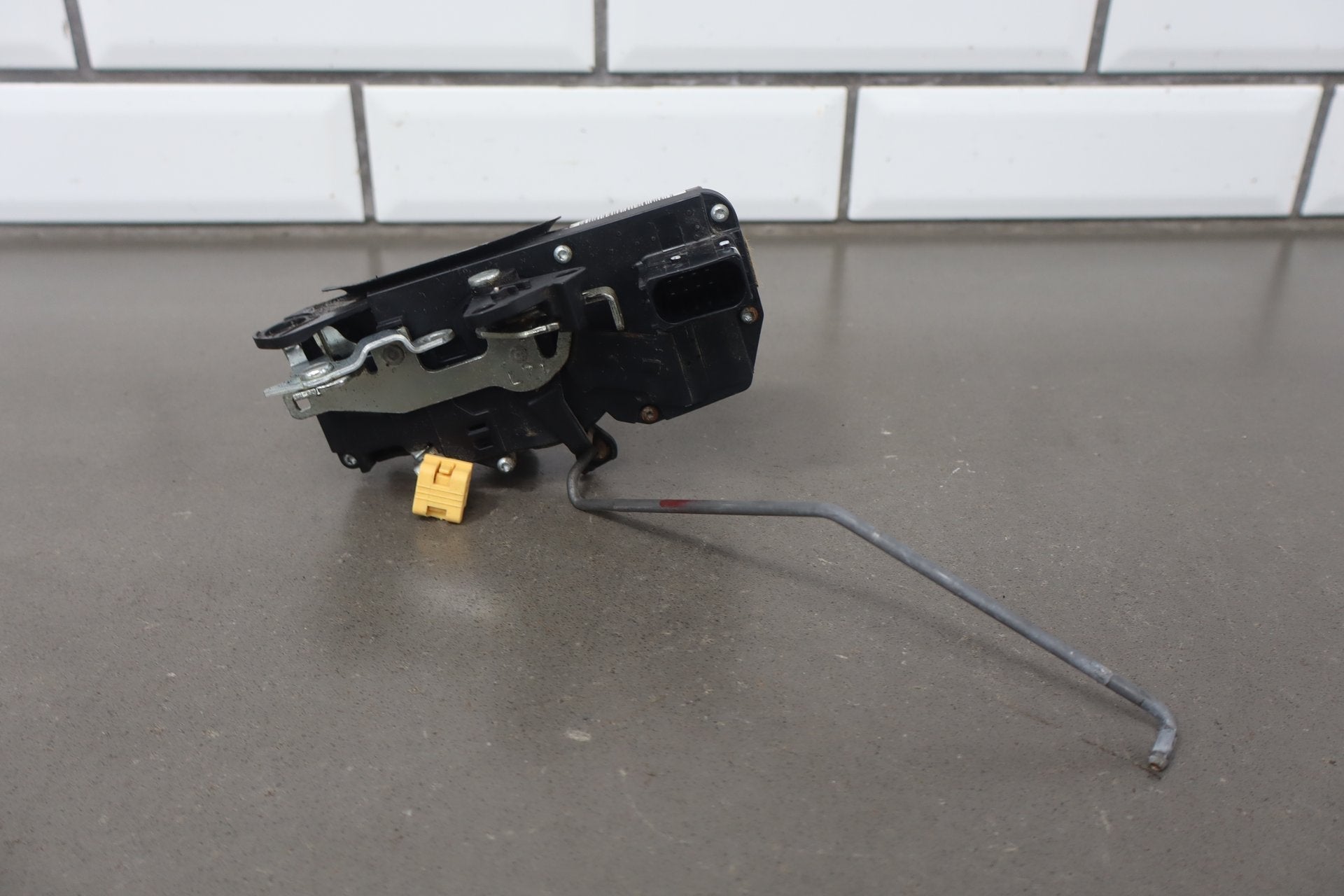 2003-2007 Hummer H2- Left Front Door Latch 15816392