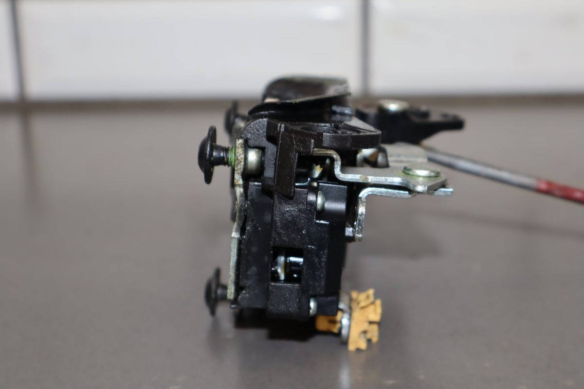 2003-2007 Hummer H2- Left Front Door Latch 15816392