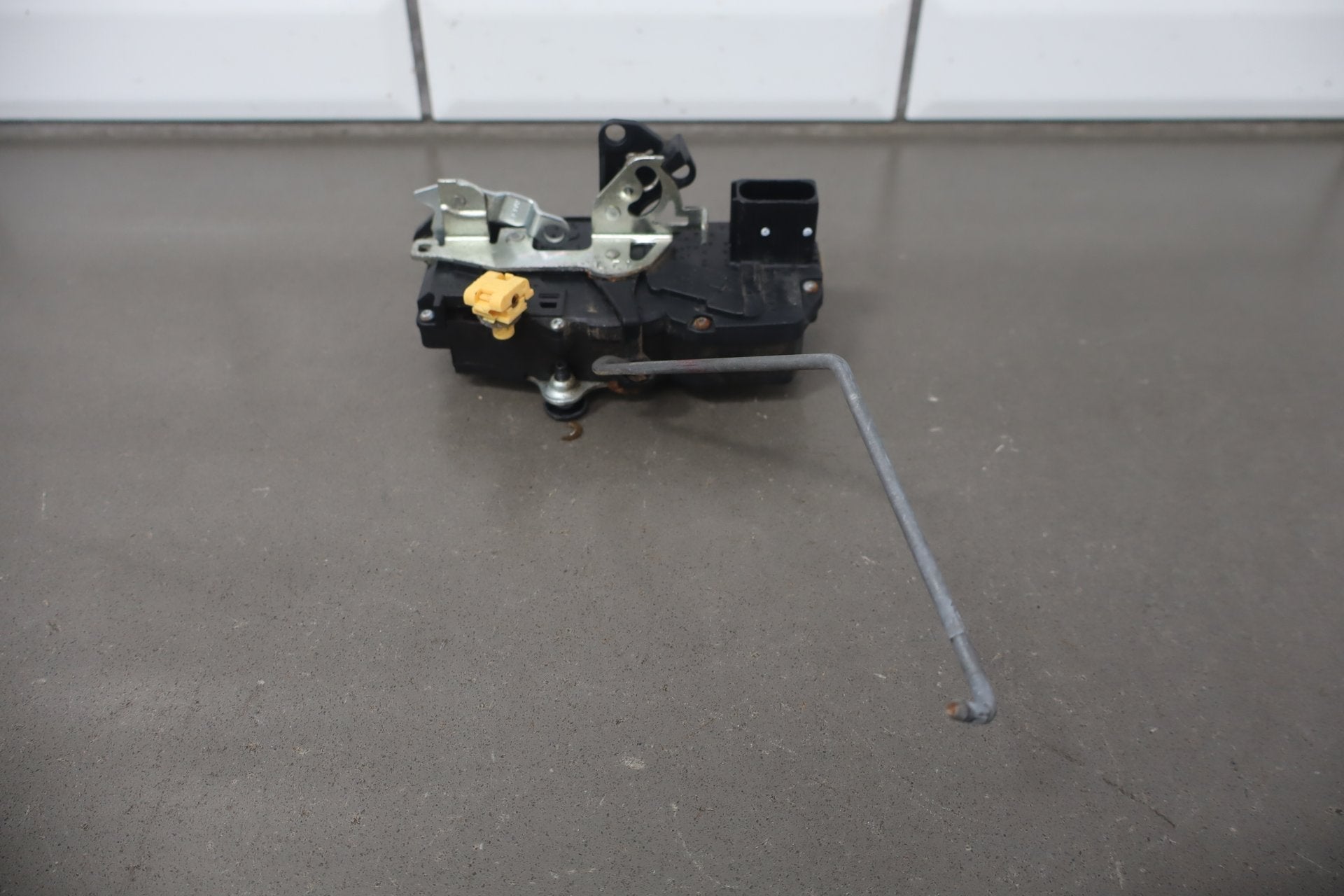 2003-2007 Hummer H2- Left Front Door Latch 15816392