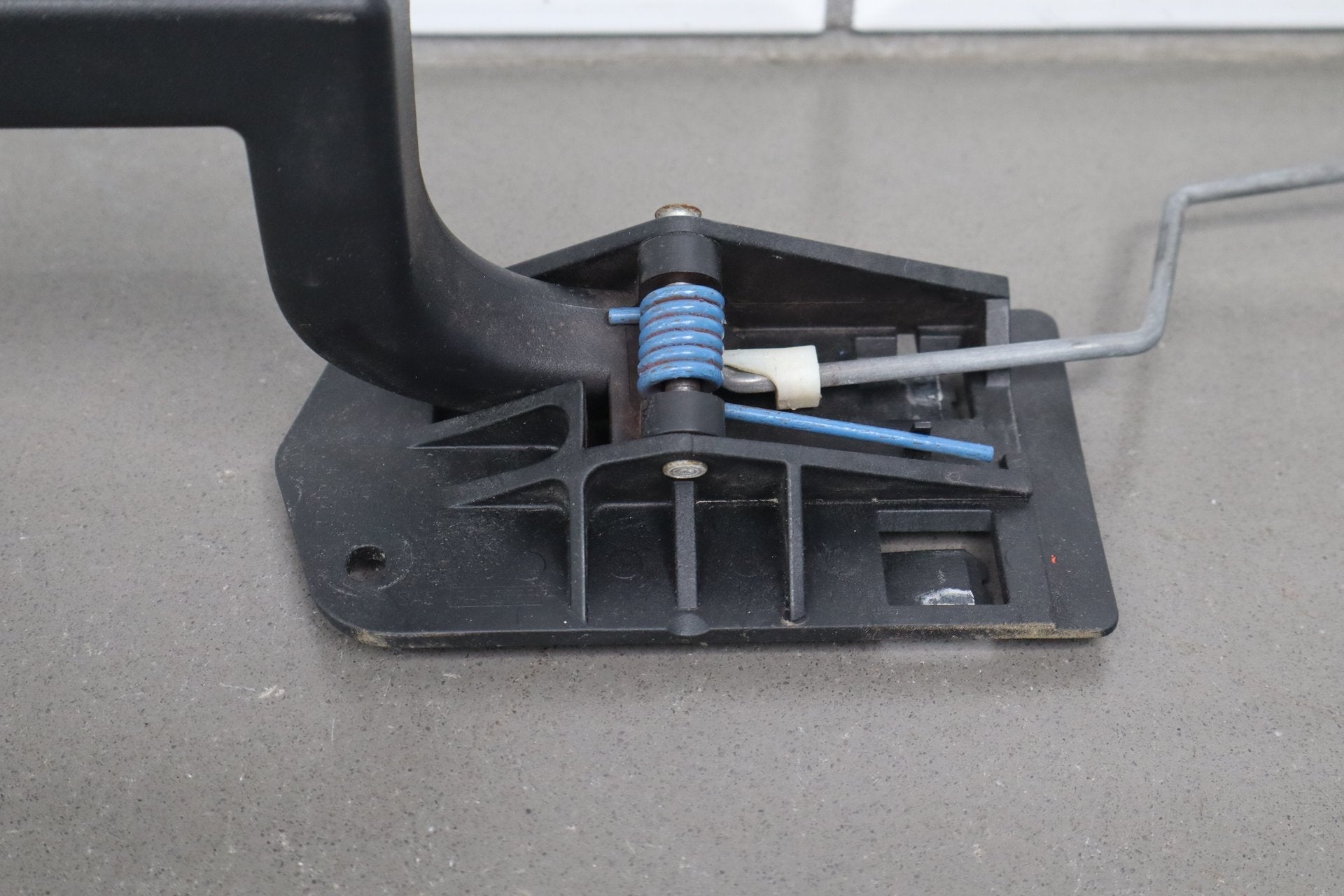 2003-2007 Hummer H2 - Left Front Door Latch 15816392