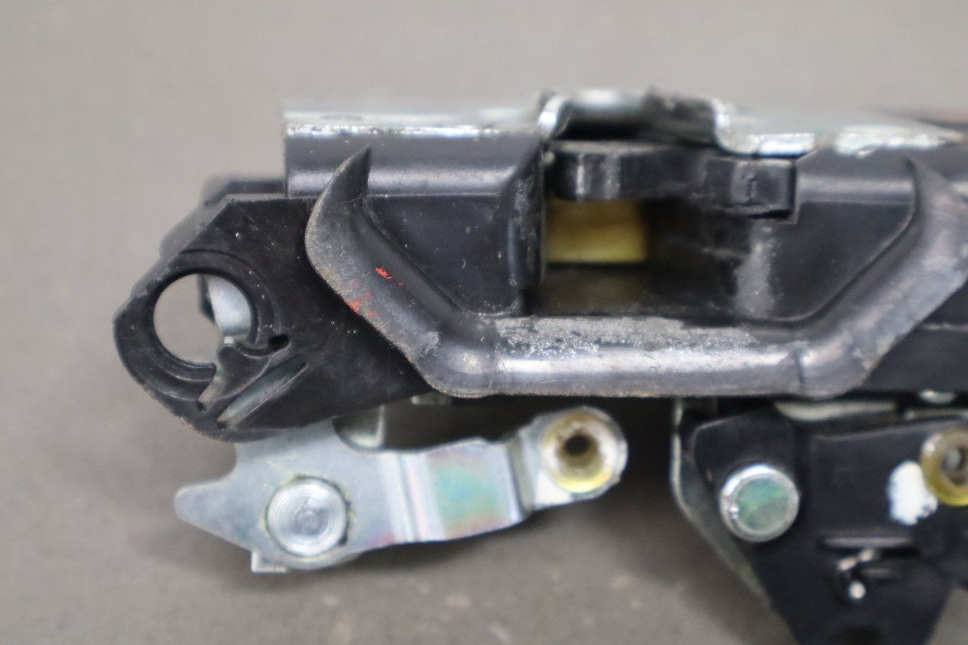 2003-2007 Hummer H2 - Left Front Door Latch 15816392