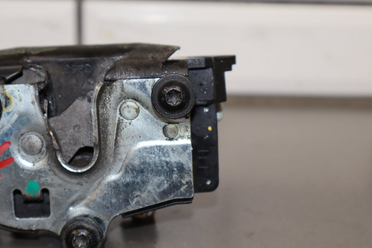 2003-2007 Hummer H2- Left Front Door Latch 15816392
