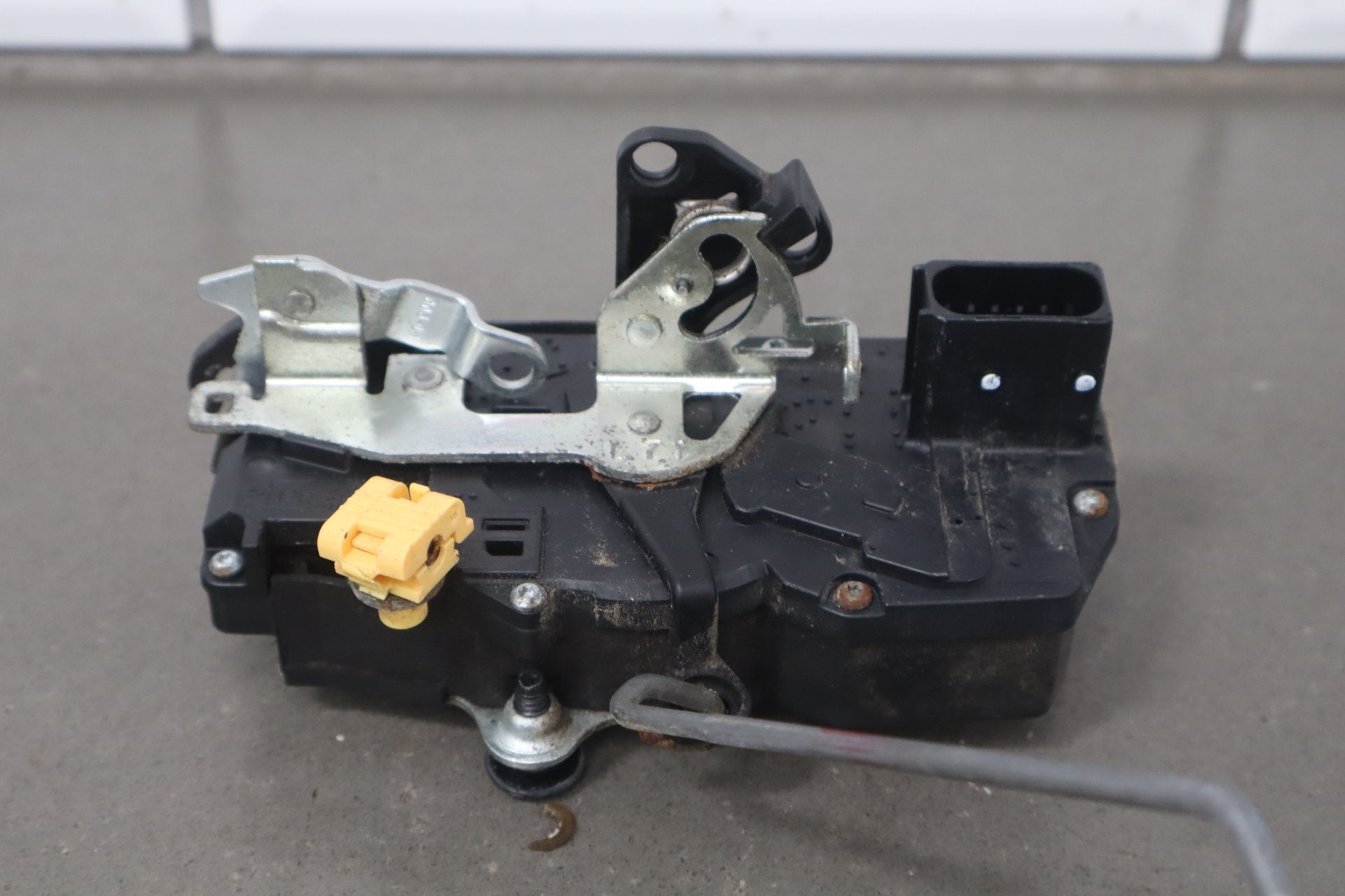 2003-2007 Hummer H2- Left Front Door Latch 15816392
