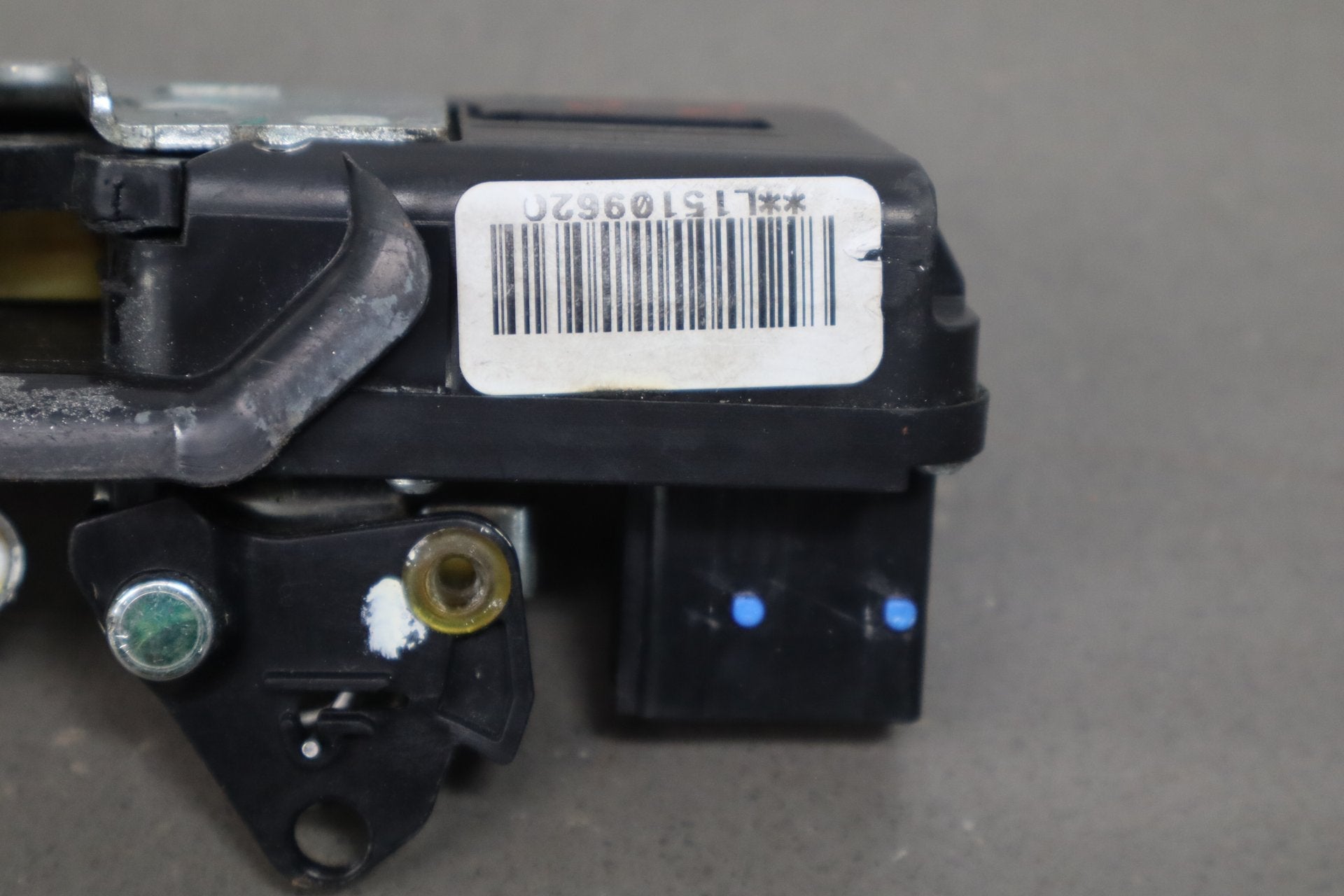 2003-2007 Hummer H2 - Left Front Door Latch 15816392