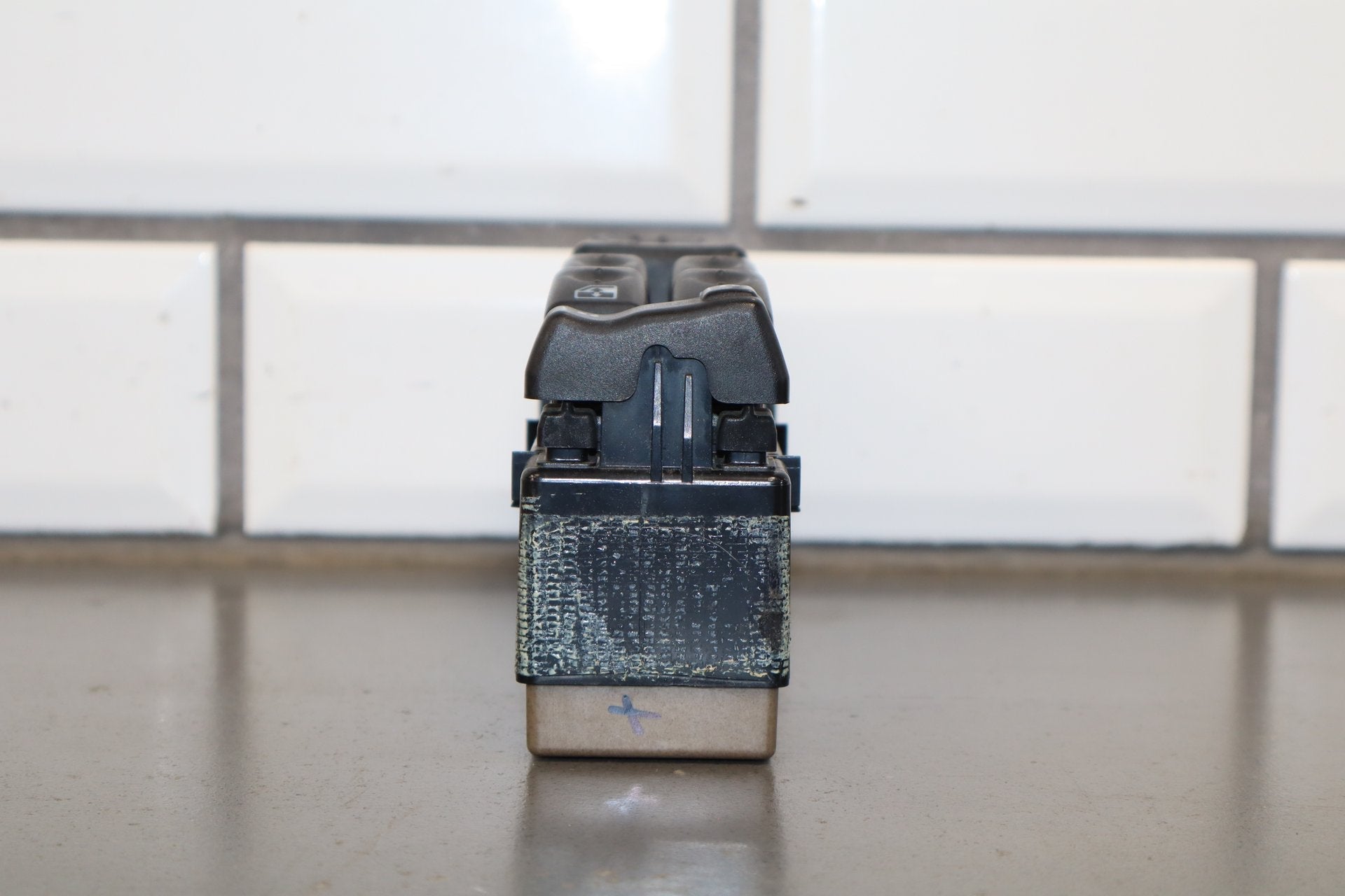 2003-2007 Hummer H2- Left Front Window Switch