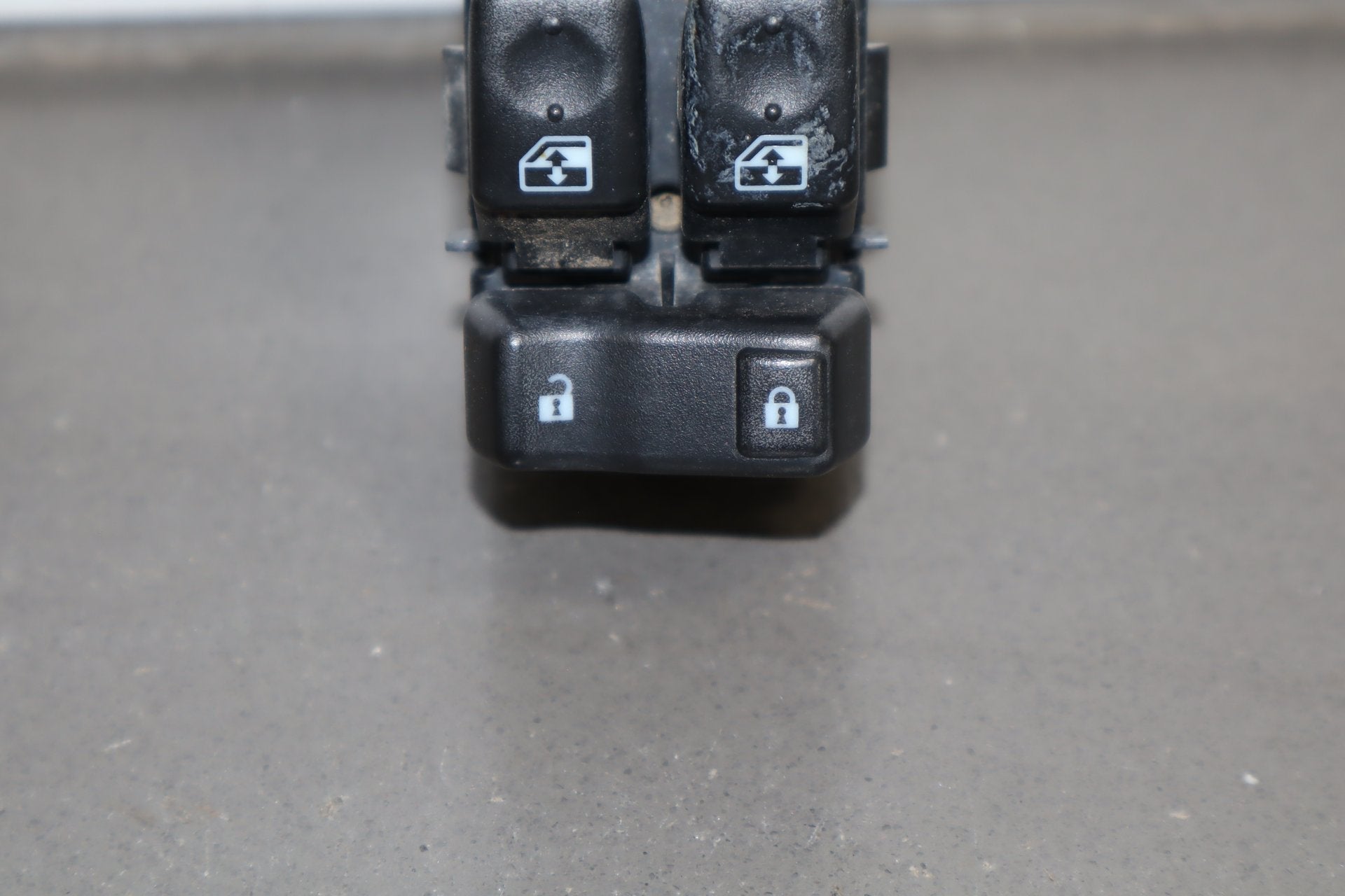 2003-2007 Hummer H2- Left Front Window Switch