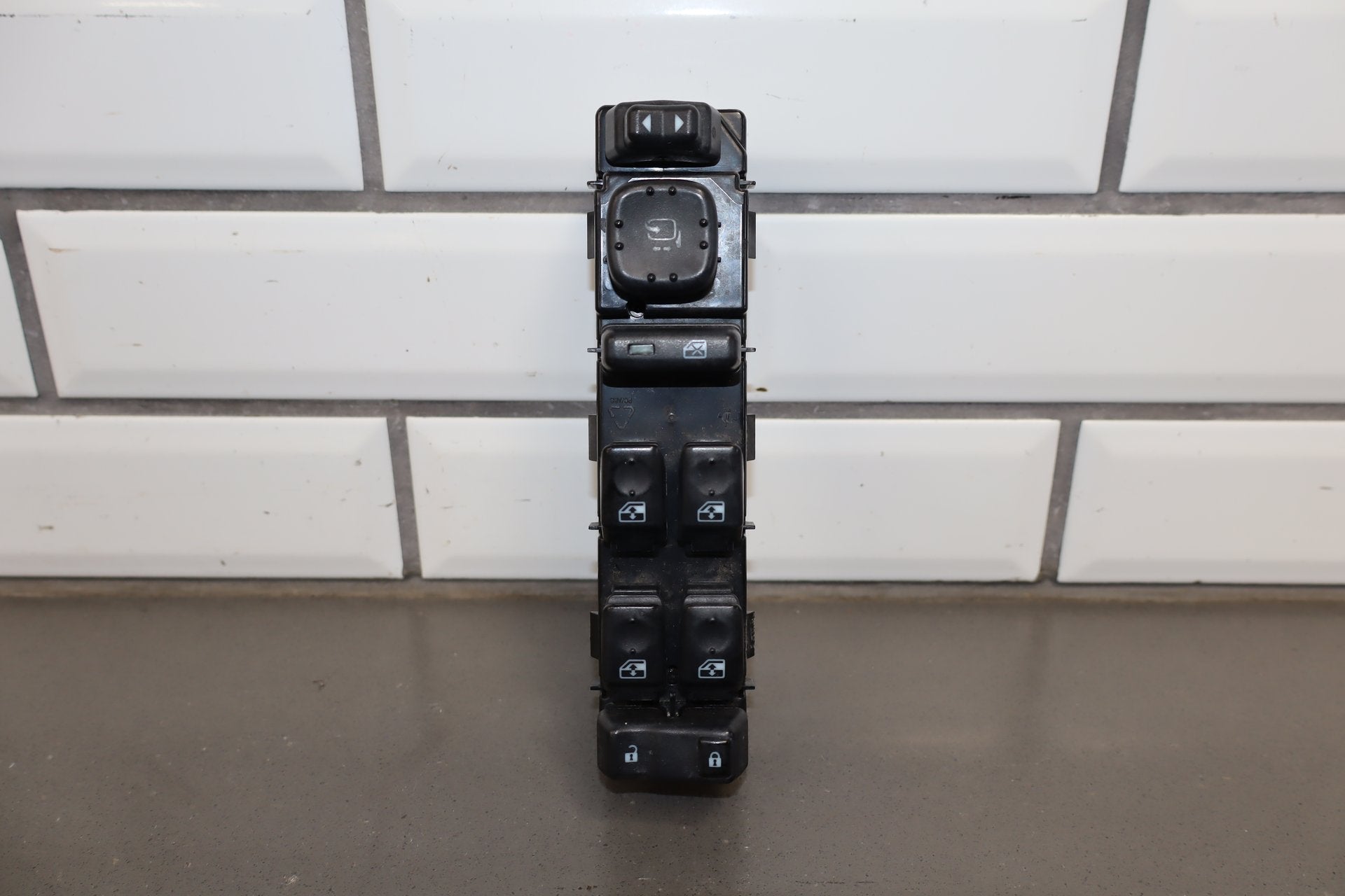 2003-2007 Hummer H2- Left Front Window Switch