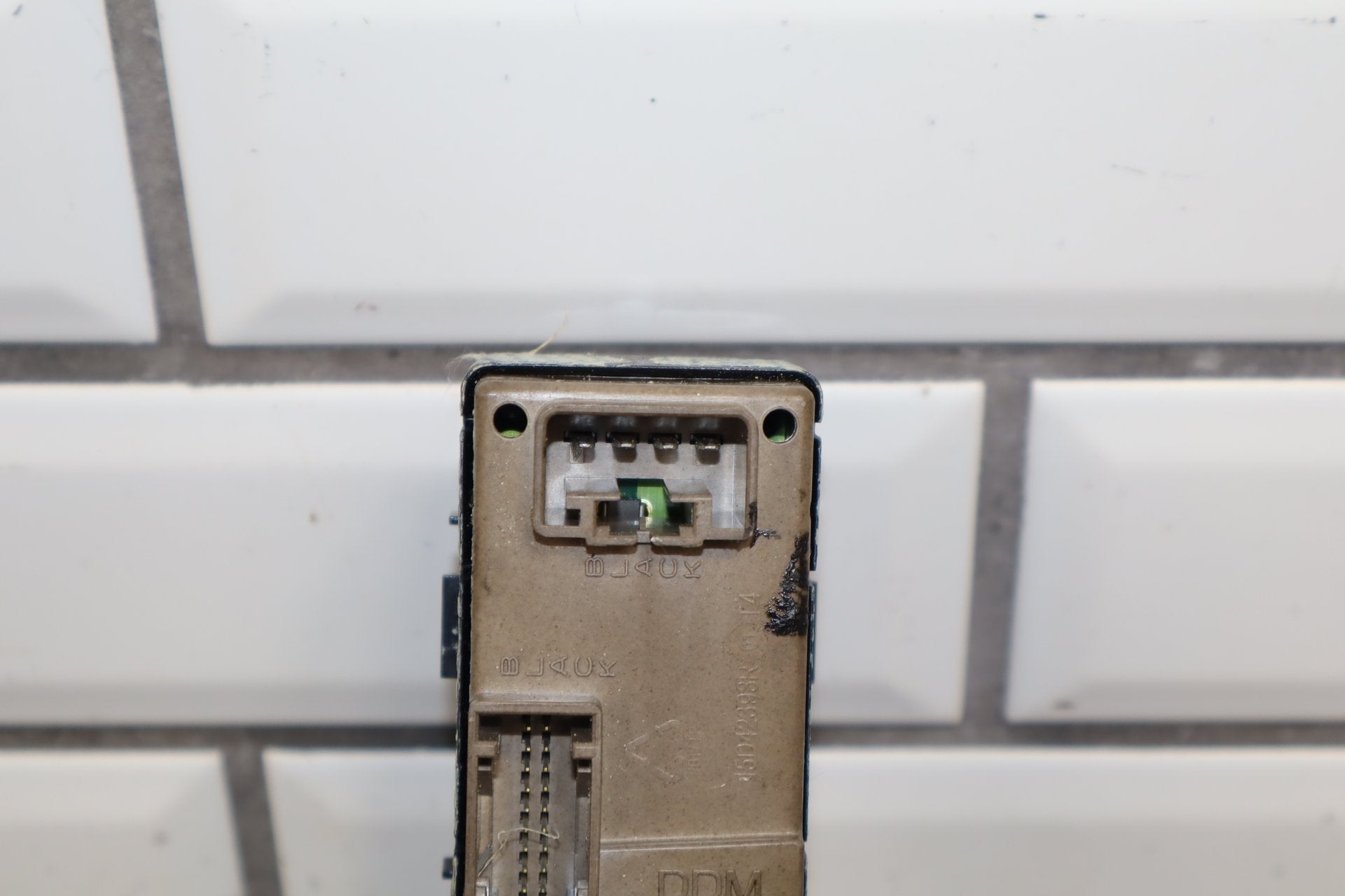 2003-2007 Hummer H2- Left Front Window Switch