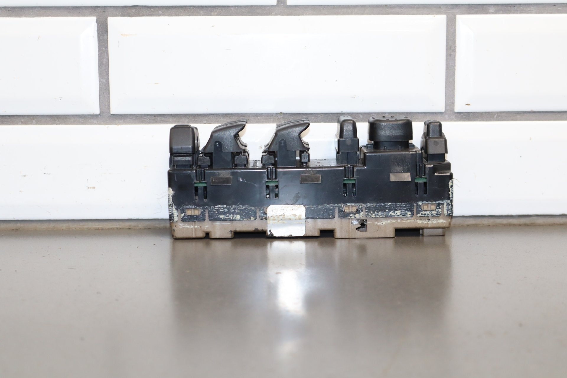2003-2007 Hummer H2- Left Front Window Switch