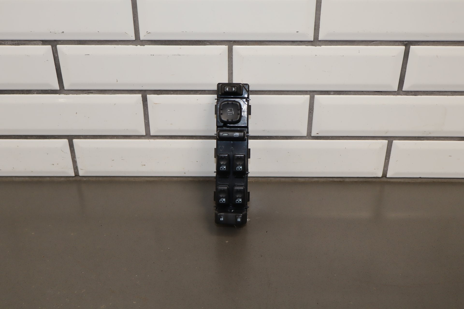 2003-2007 Hummer H2- Left Front Window Switch