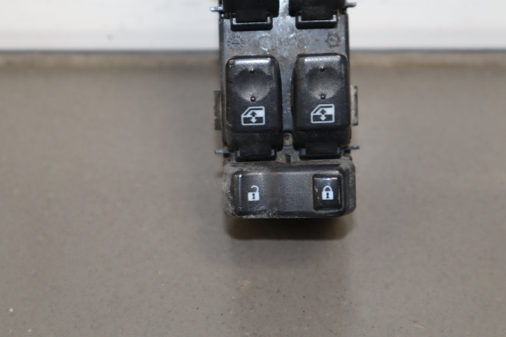 2003-2007 Hummer H2- Left Front Window Switch