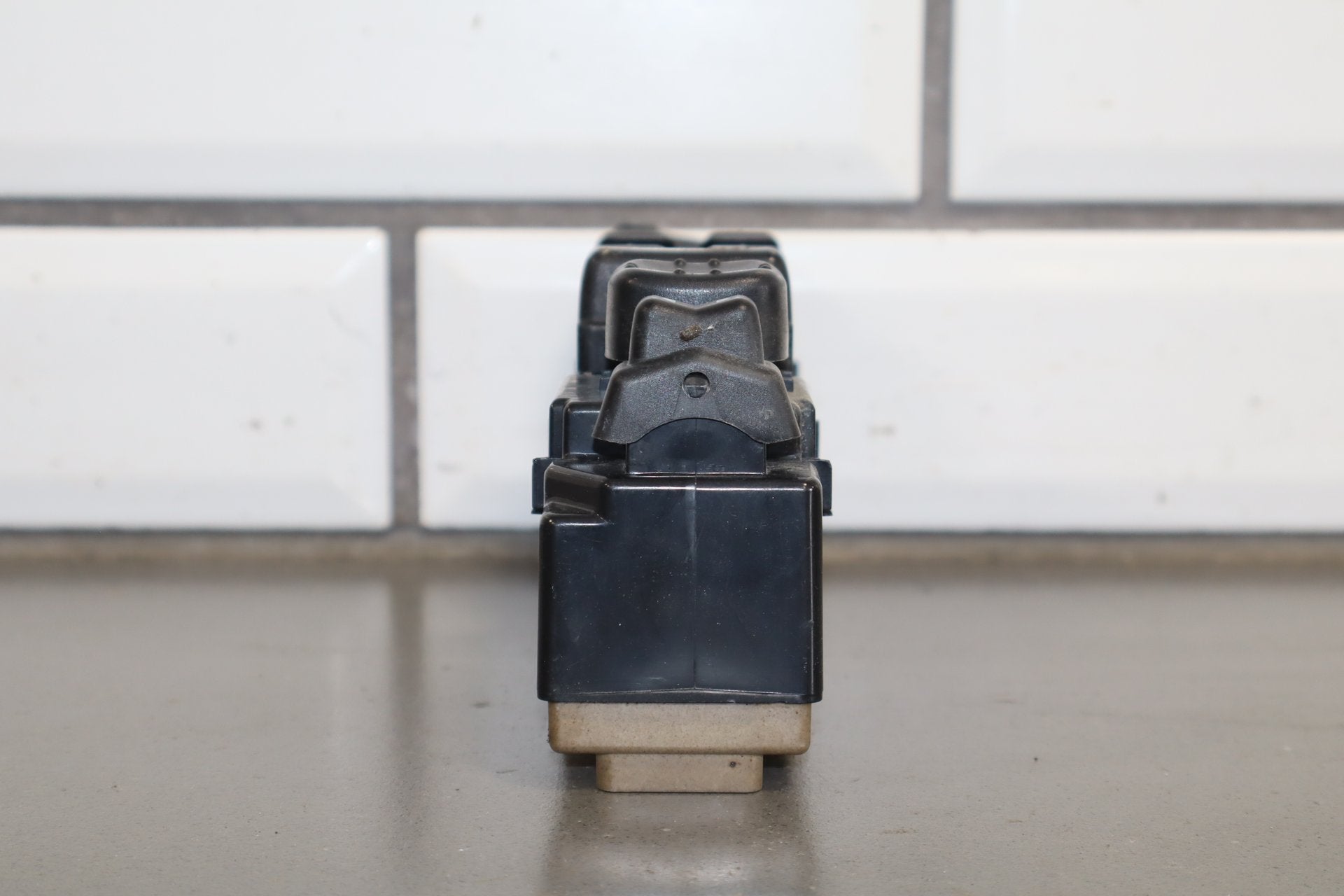 2003-2007 Hummer H2- Left Front Window Switch