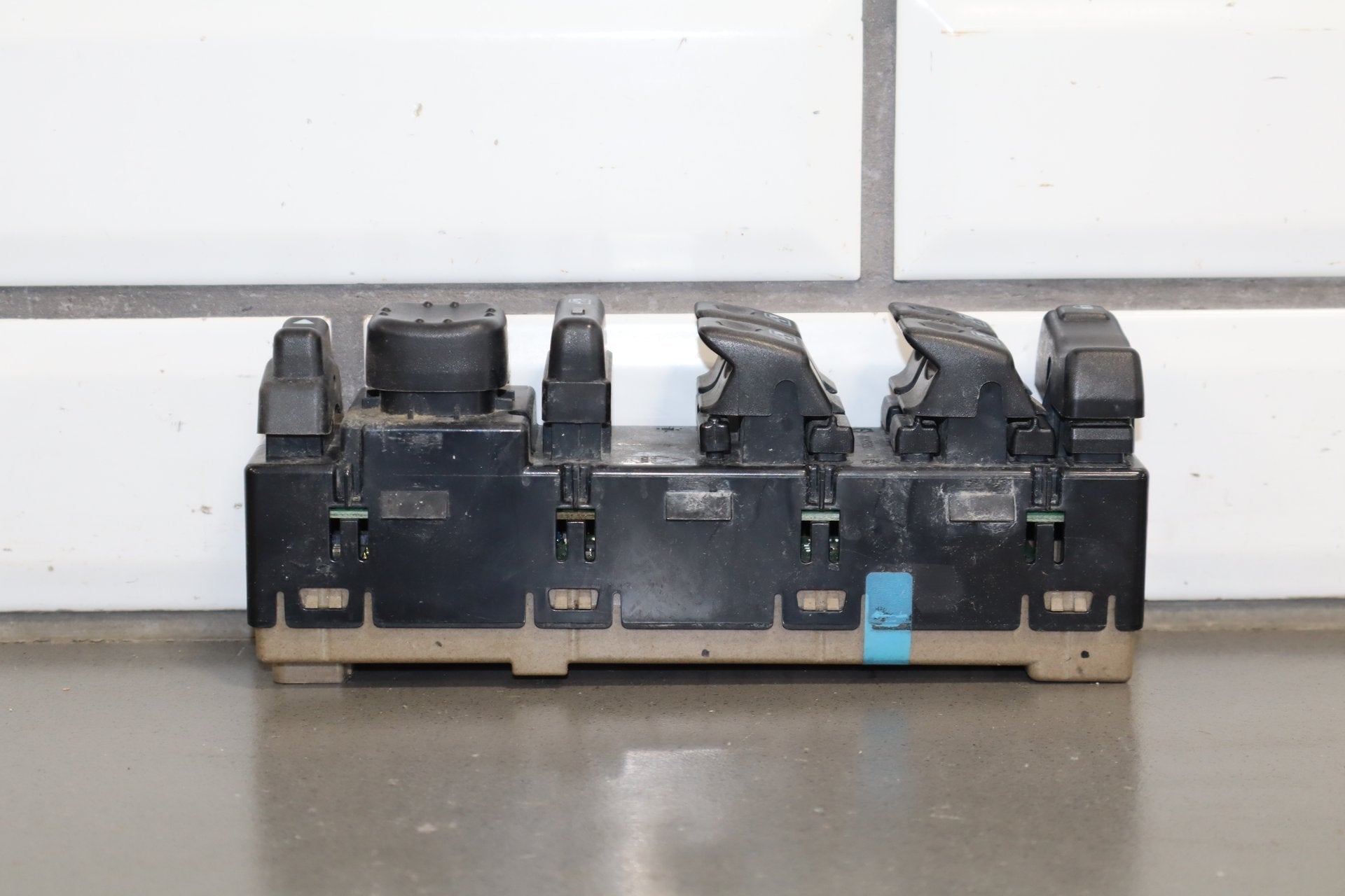 2003-2007 Hummer H2- Left Front Window Switch