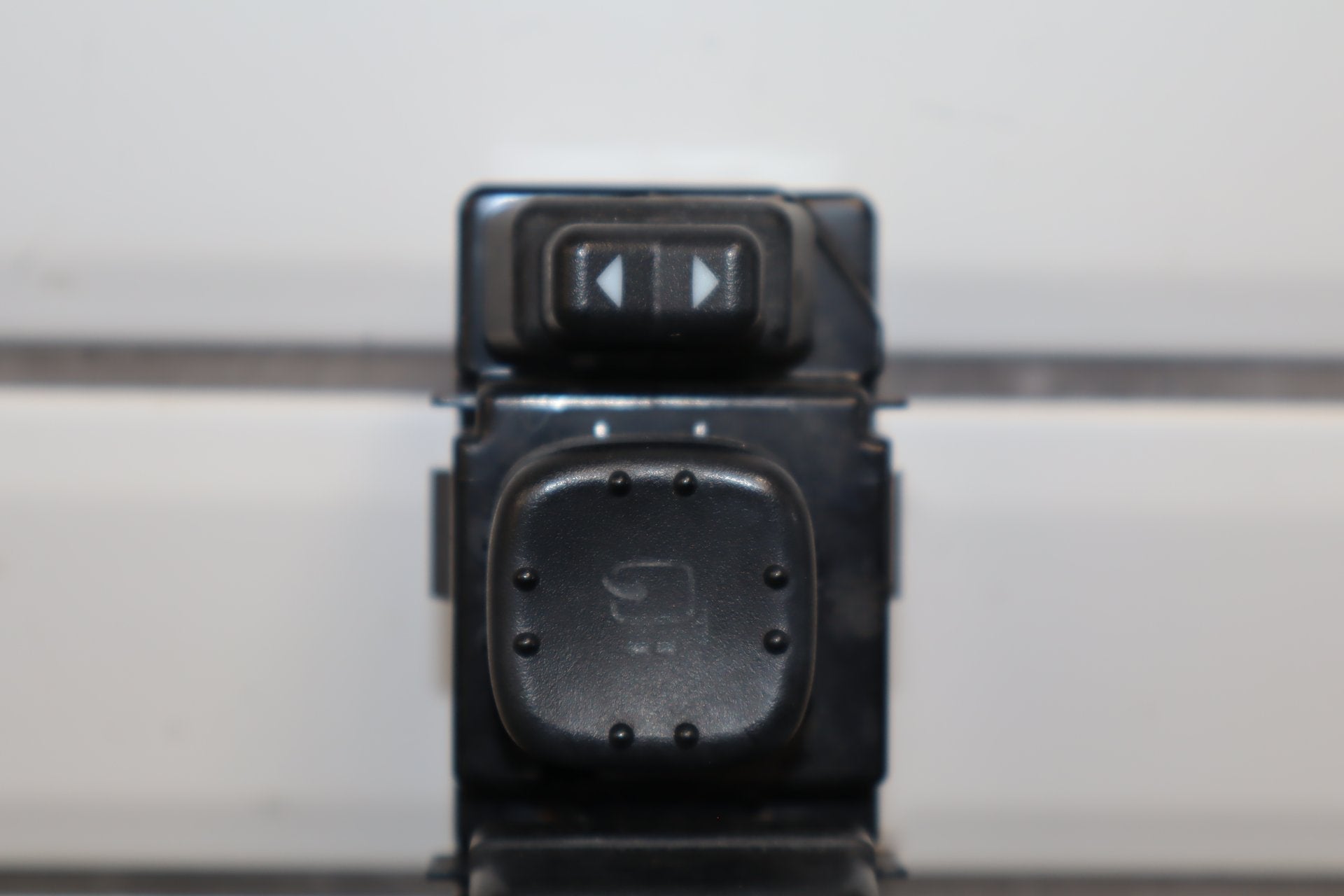 2003-2007 Hummer H2- Left Front Window Switch