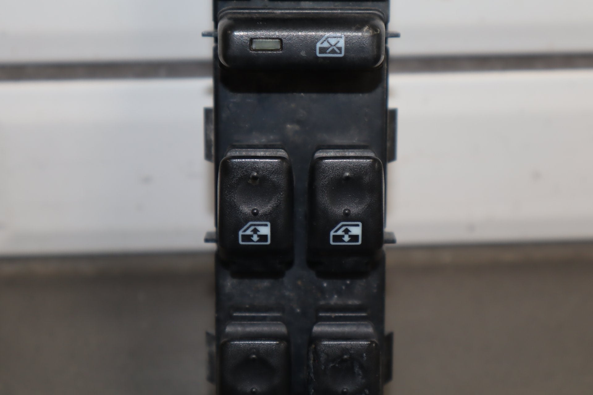 2003-2007 Hummer H2- Left Front Window Switch