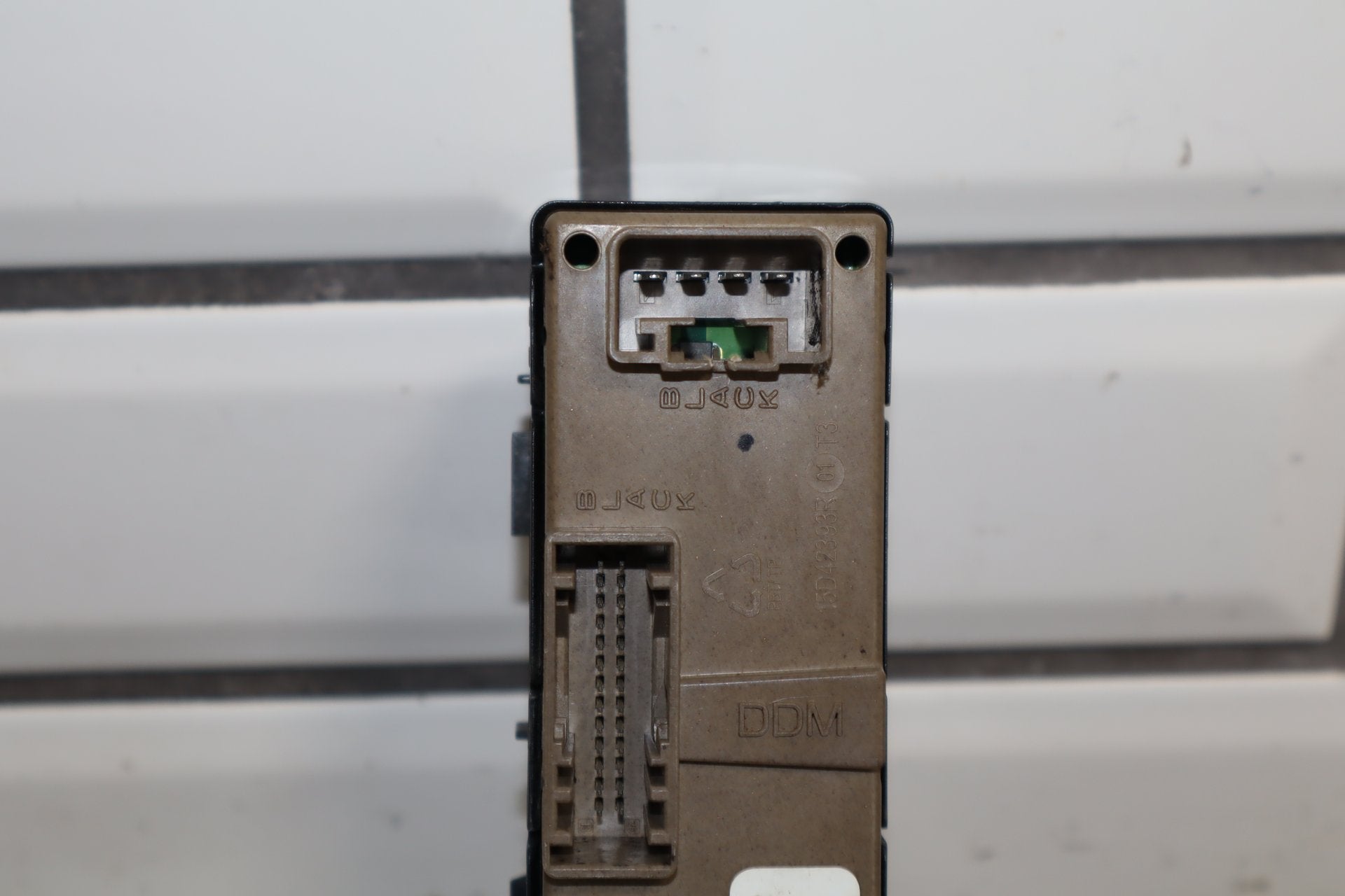 2003-2007 Hummer H2- Left Front Window Switch