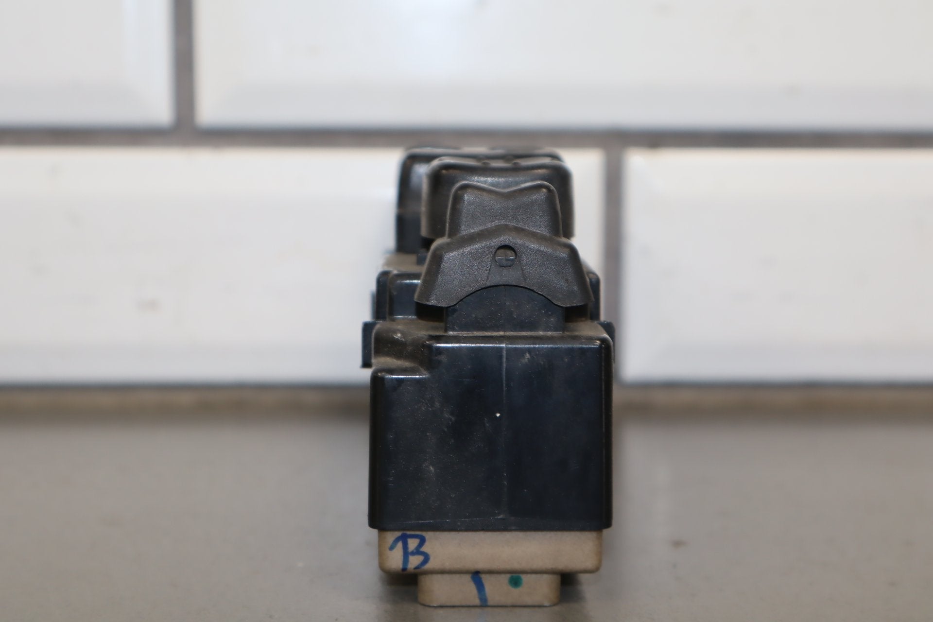 2003-2007 Hummer H2- Left Front Window Switch