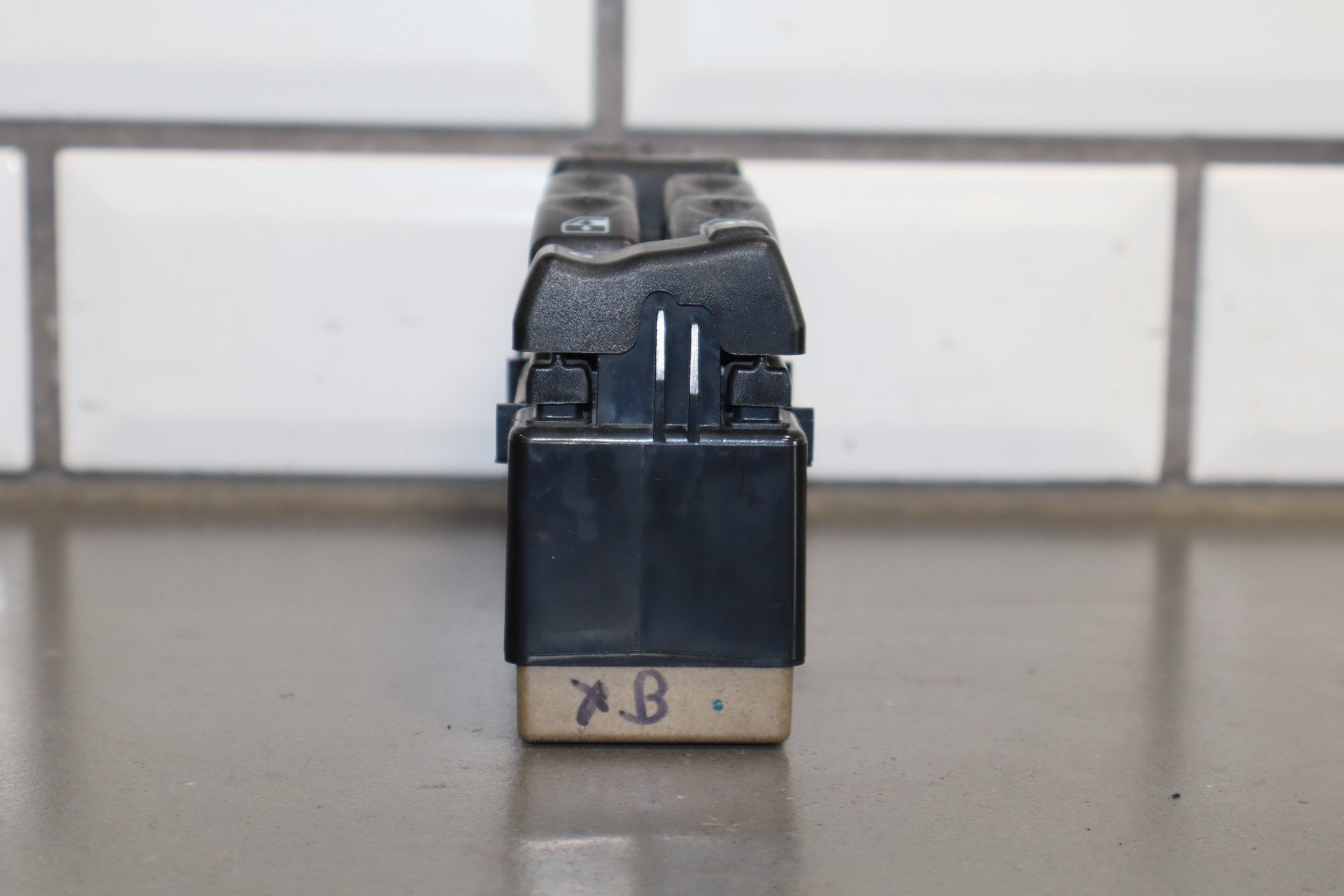 2003-2007 Hummer H2- Left Front Window Switch