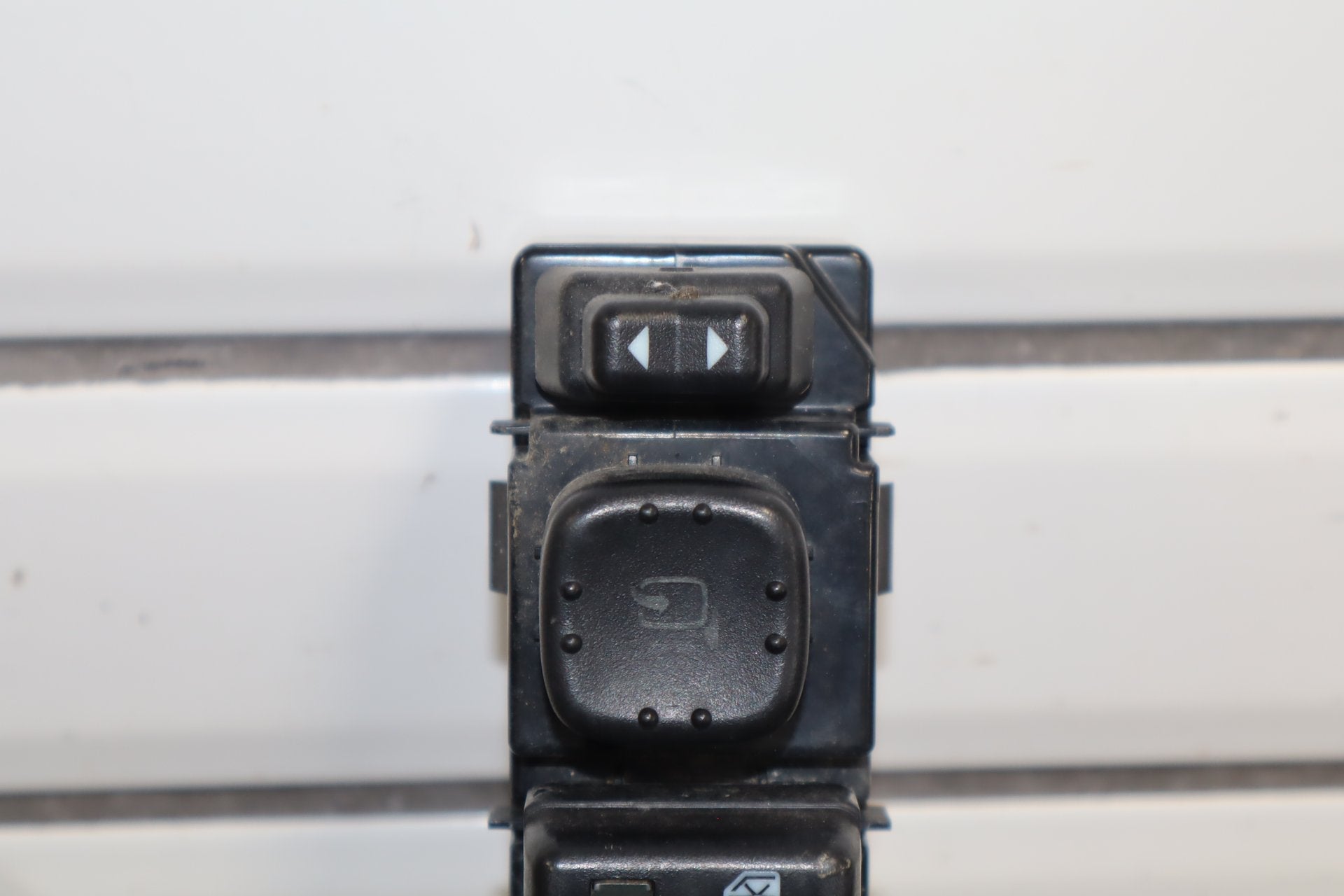 2003-2007 Hummer H2- Left Front Window Switch