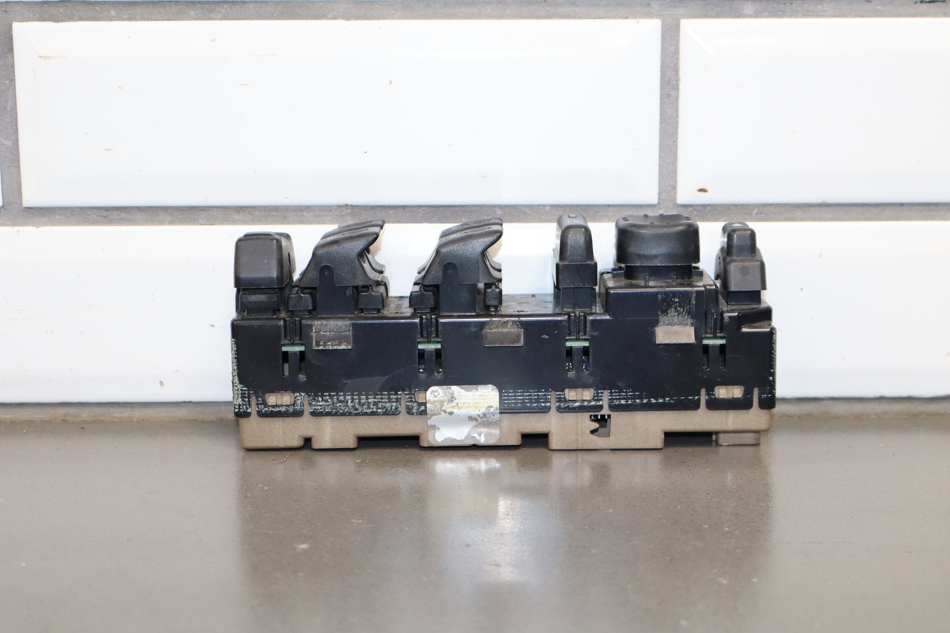 2003-2007 Hummer H2- Left Front Window Switch