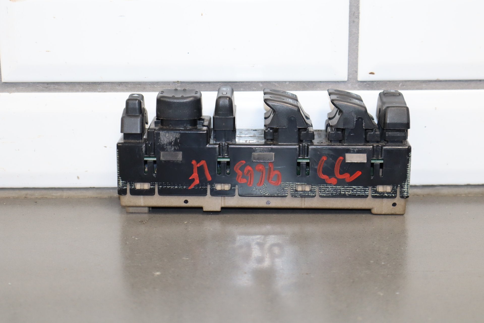 2003-2007 Hummer H2- Left Front Window Switch