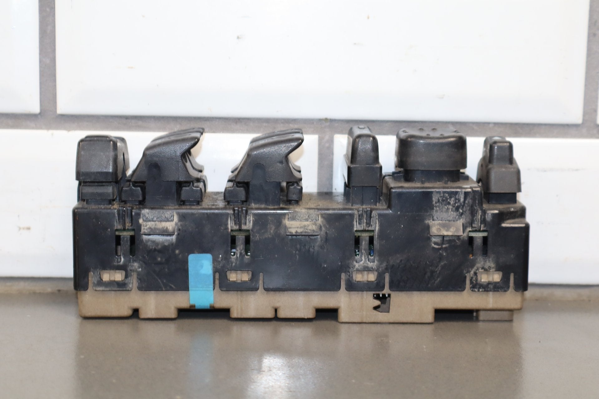 2003-2007 Hummer H2- Left Front Window Switch