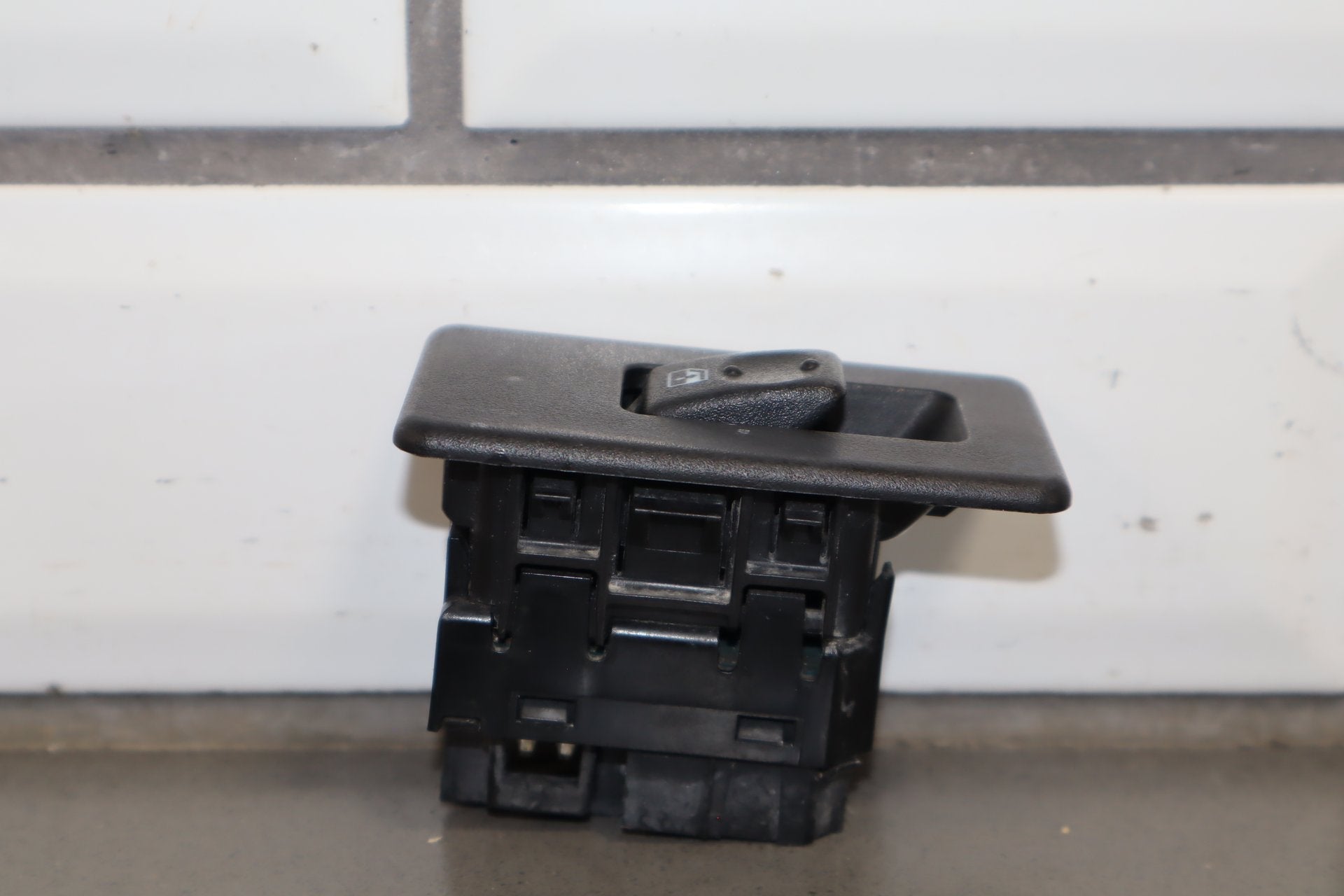 2003-2007 Hummer H2- Left or Right Rear Window Switch 15093146