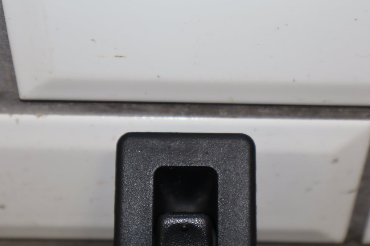 2003-2007 Hummer H2- Left or Right Rear Window Switch 15093146