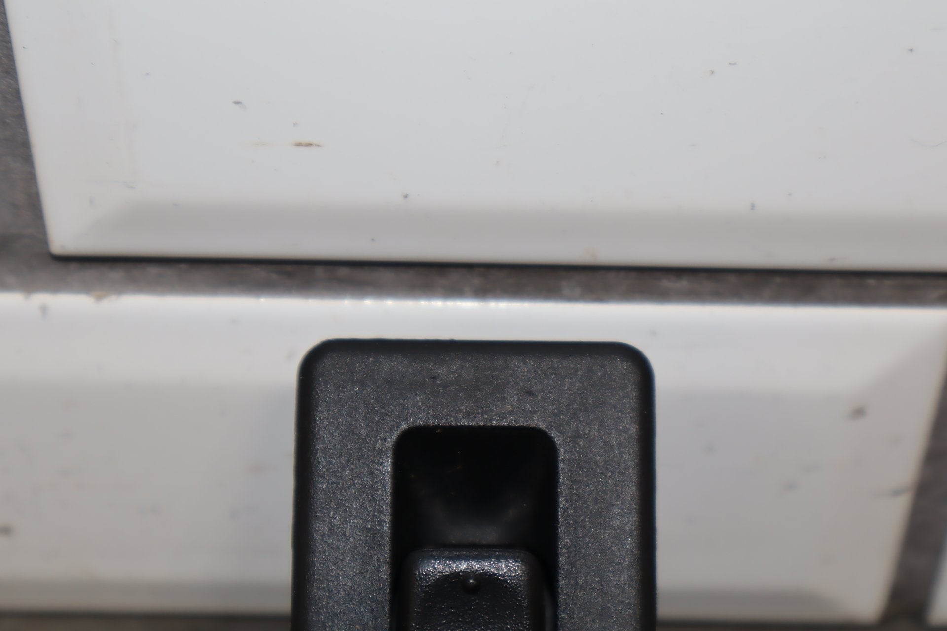 2003-2007 Hummer H2- Left or Right Rear Window Switch 15093146