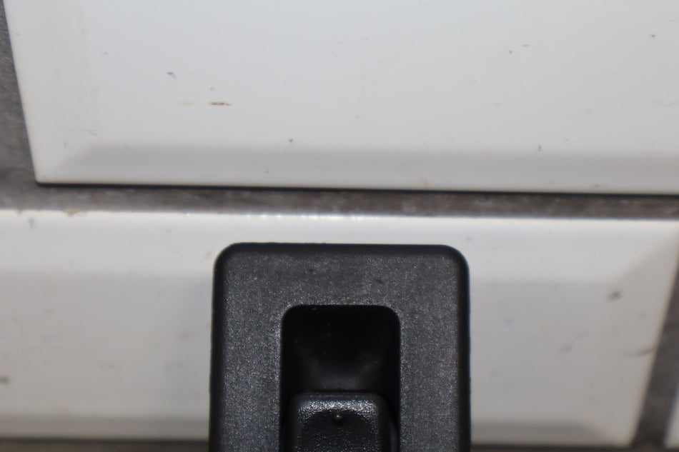 2003-2007 Hummer H2- Left or Right Rear Window Switch 15093146