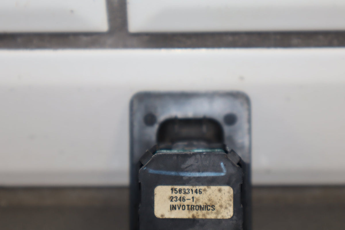 2003-2007 Hummer H2- Left or Right Rear Window Switch 15093146