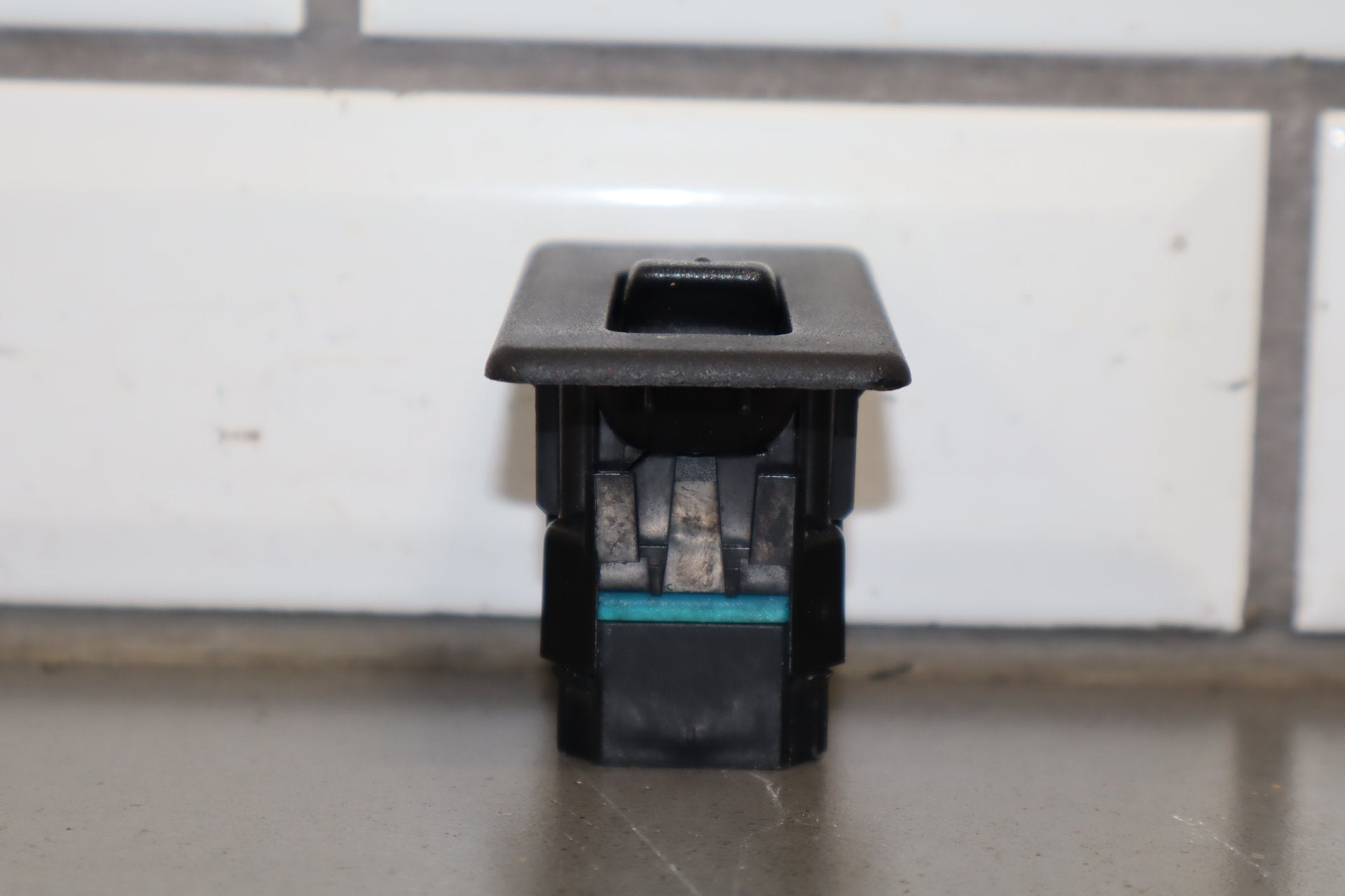 2003-2007 Hummer H2- Left or Right Rear Window Switch 15093146