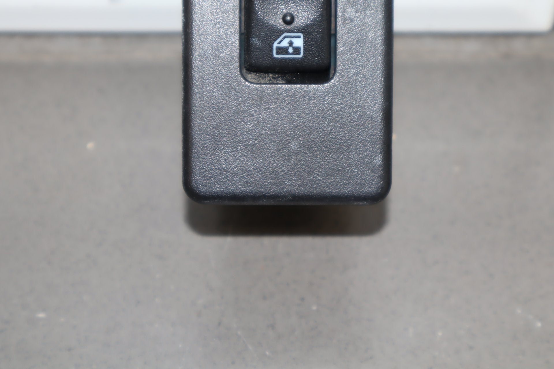 2003-2007 Hummer H2- Left or Right Rear Window Switch 15093146