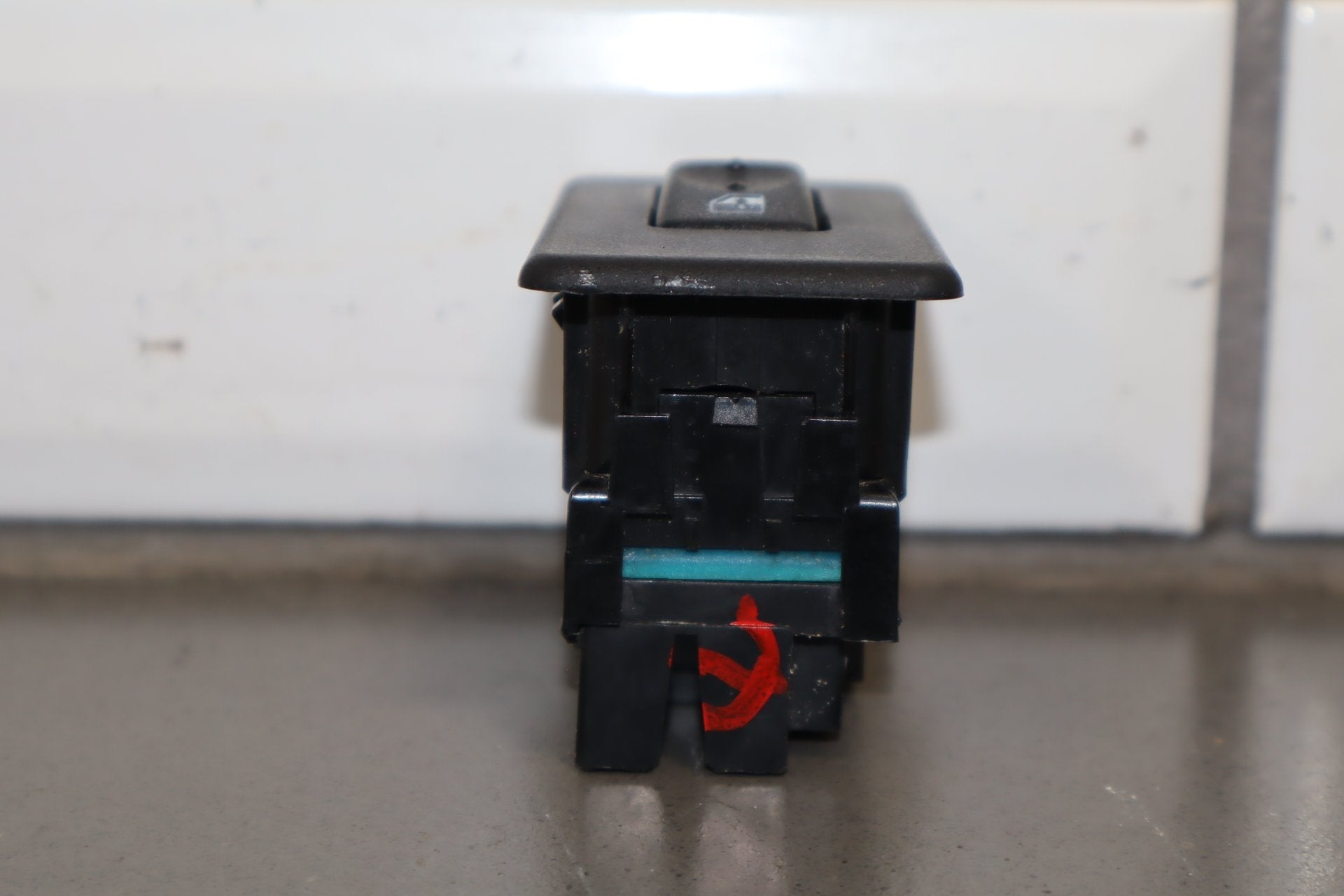2003-2007 Hummer H2- Left or Right Rear Window Switch 15093146