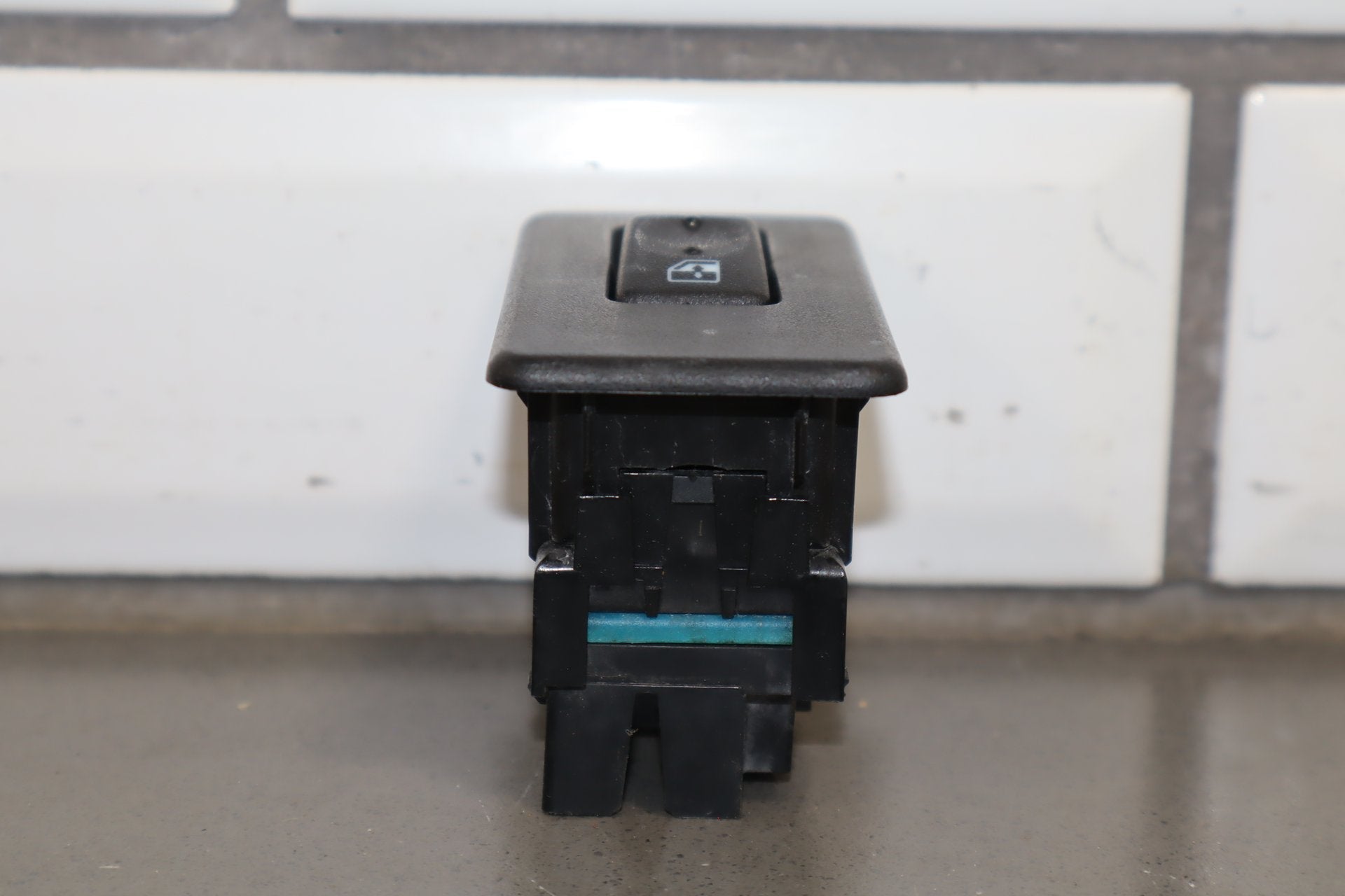 2003-2007 Hummer H2- Left or Right Rear Window Switch 15093146