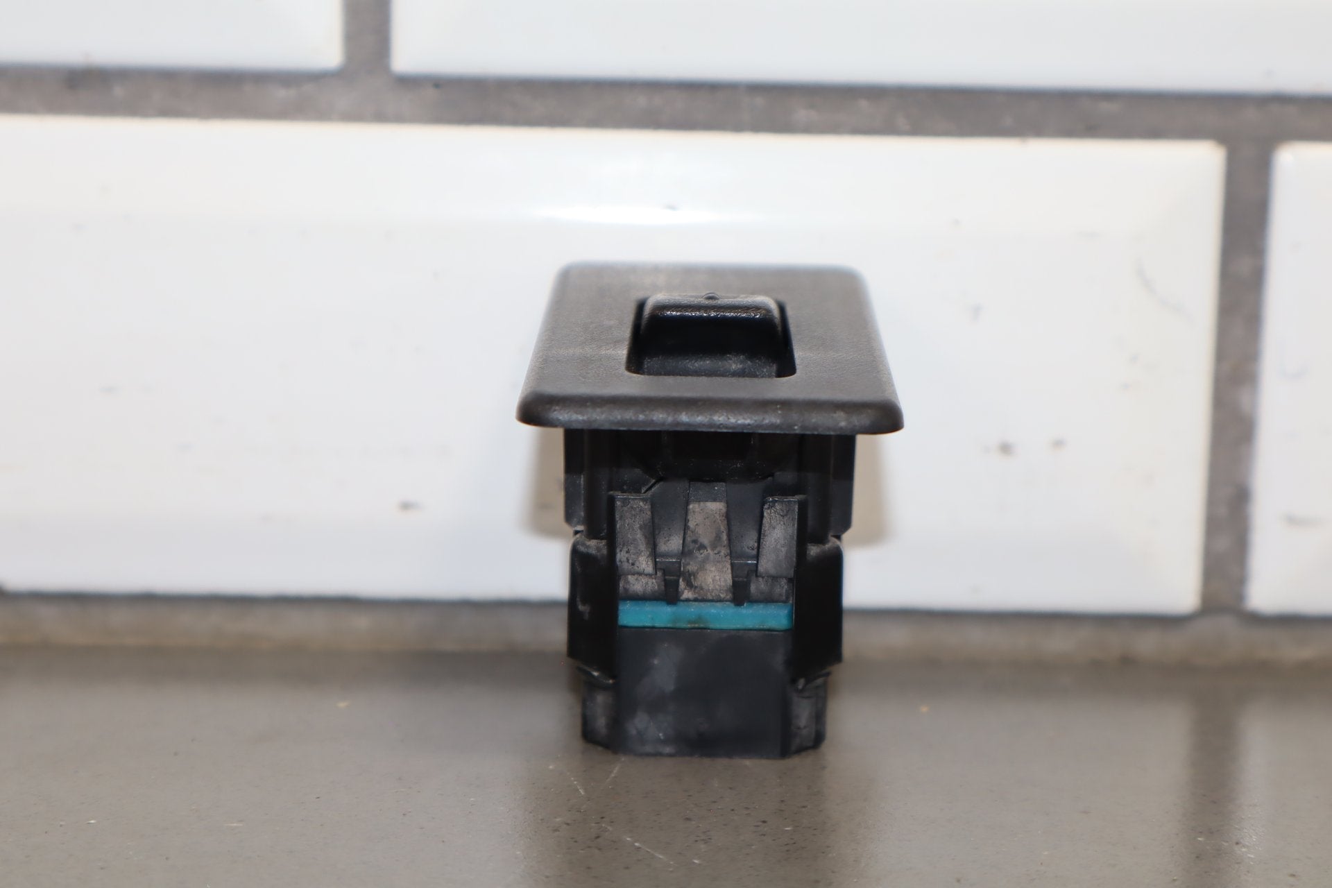 2003-2007 Hummer H2- Left or Right Rear Window Switch 15093146