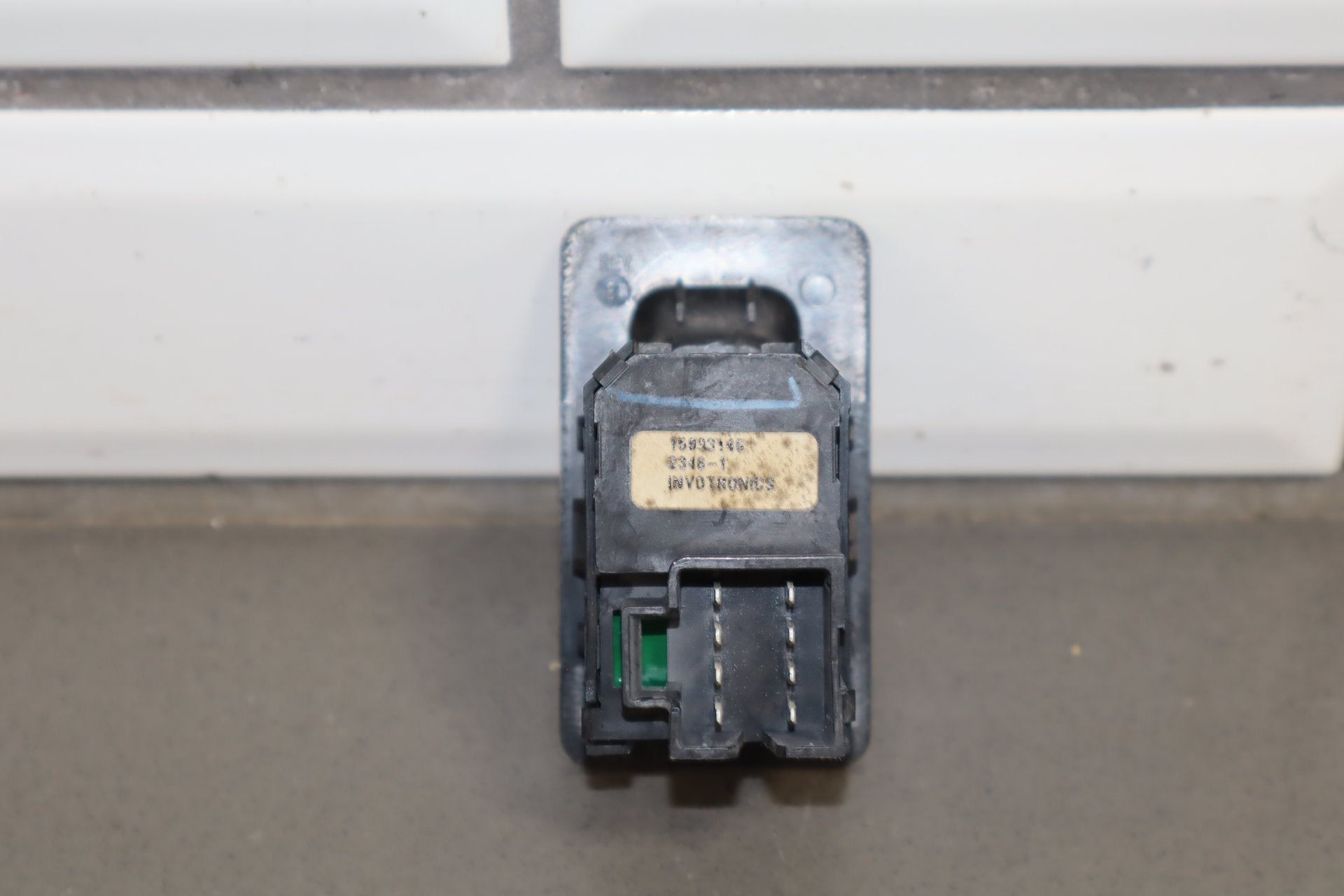 2003-2007 Hummer H2- Left or Right Rear Window Switch 15093146