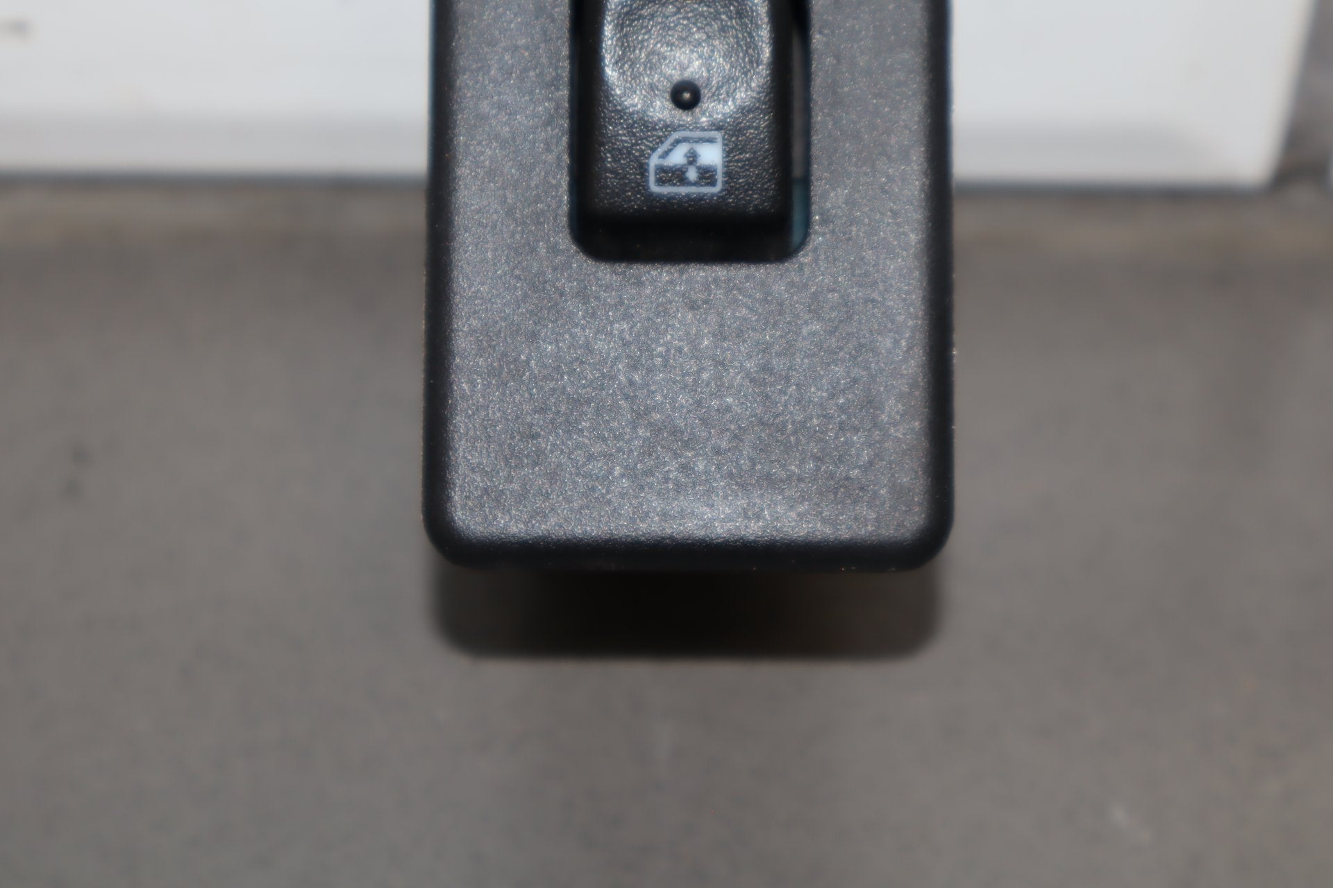 2003-2007 Hummer H2- Left or Right Rear Window Switch 15093146